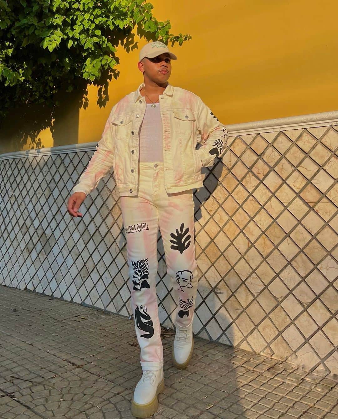 Forever 21 Menさんのインスタグラム写真 - (Forever 21 MenInstagram)「Feeling the #festivafit with the Galleria Quarta Graphic Trucker Jacket + matching pants 🔥⁠ ⁠ Get your last minute fits at Forever 21 #festivaloutfits #mensfestival #festivaloutfitideas #graphictees #denim #mensknitwear」4月23日 7時00分 - forever21men