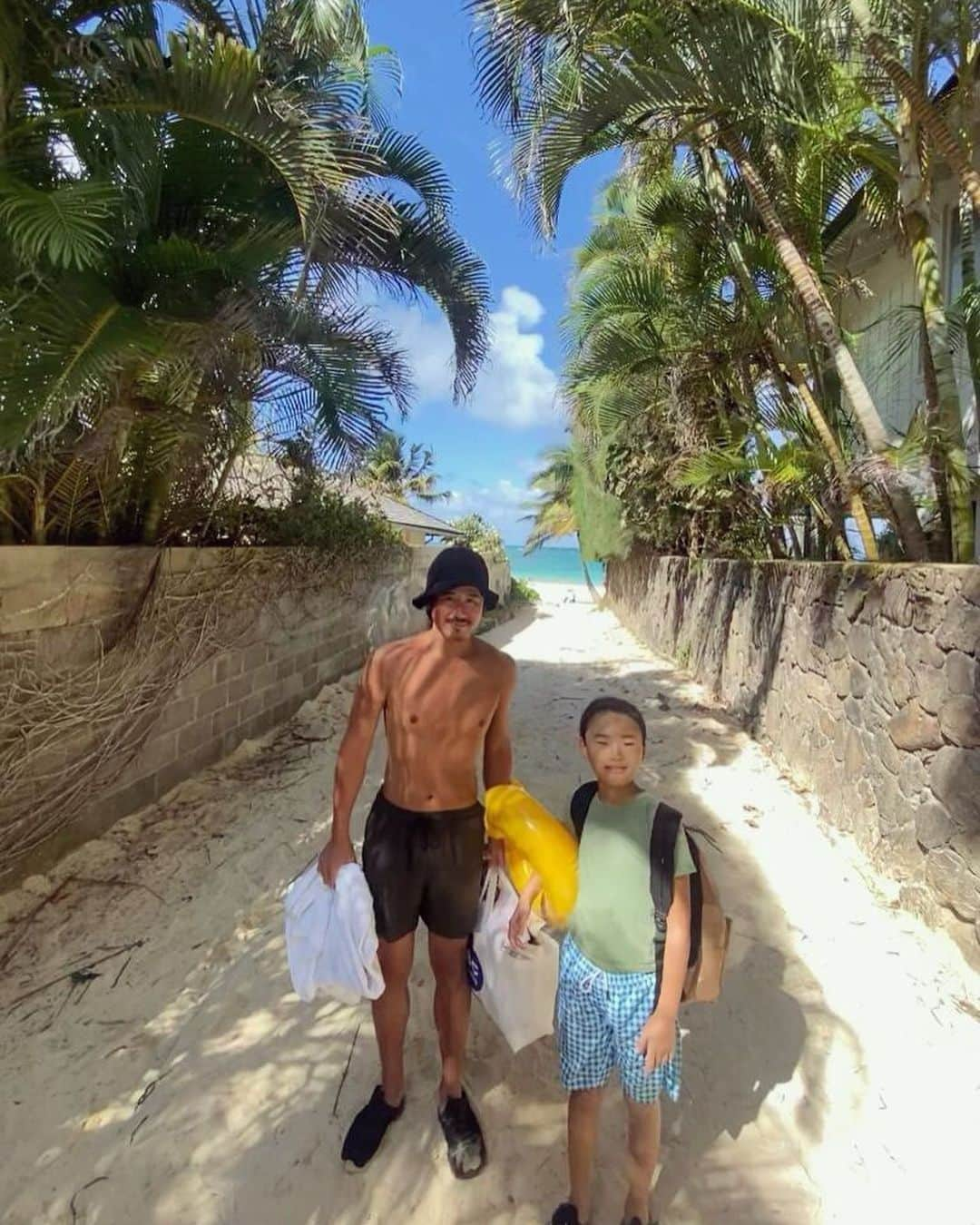 鈴木一真さんのインスタグラム写真 - (鈴木一真Instagram)「I saw my family for the first time in 3 months in Hawai'i. And my buddy just turned 9 years old.  LAへの帰り道、ハワイに途中下車して春休み中の家族と3か月振りに再会しました。しかもその日はセガレの誕生日、そして渡米8年目の記念日でもありました⚡︎  #LanikaiBeach #KailuaBeach #ManoaFallsTrail #ManoaFalls #HonoluluZoo #DoubleRainbow  #BirthdayBoy #MaiTaiBar #家族」4月23日 7時01分 - _kazumasuzuki_