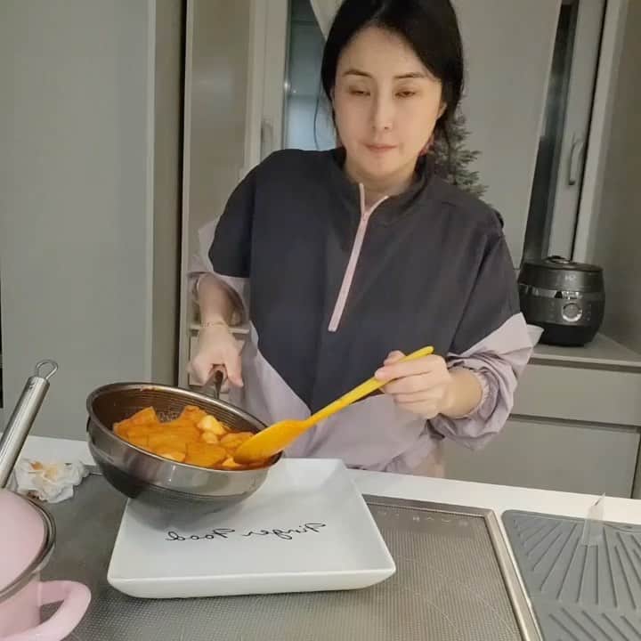 チェ・ジョンユンのインスタグラム：「체인점도 많고 해서 이미 이맛을 알고 계신분들이 진짜 많으신가봐용 ​떡볶이 이제는 배달하지마시고  집에서 간편하고 저렴하게 즐겨보세요! ​ 오리지널 가래떡떡볶이, 로제 가래떡떡볶이, 연탄불고기 가래떡떡볶이 ​ 한봉 양이 많아서( 550g ) 3인이 드실수 있구  달달하면서 짭조롬하면서 살짝 매운게 제대로 옛날 떡볶이 맛이에요!!  은근히 오뎅이 또 킬링포인트에요 ! 어육함량 79% 어릴적 분식점에서 먹던  그 어묵맛이에요‼️ ⠀⠀⠀   🔍구매는 프로필링크에서 가능하세요 주말까지 오픈해 둘게용💛」