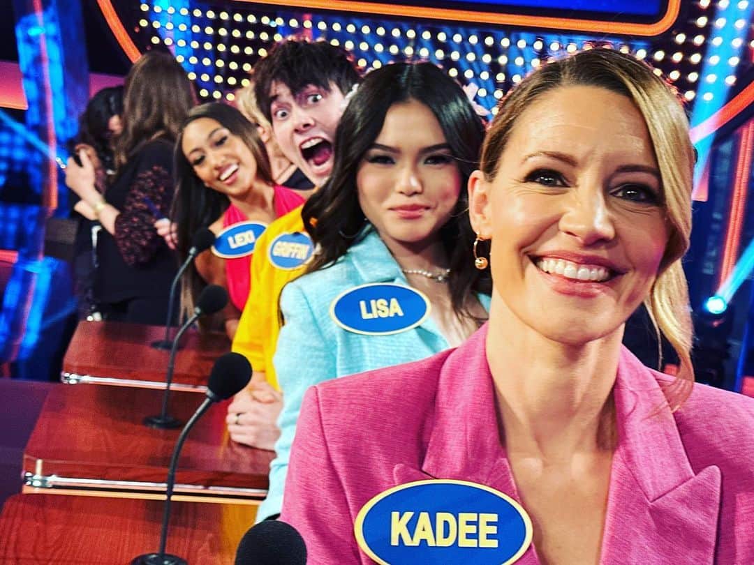 ポール・アデルスタインのインスタグラム：「Okay @cruelsummer let’s WIN for @girlswhocode on @familyfeudabc  #FamilyFeud. @lexiunderwood @griffingluck @thekadeestrickland」