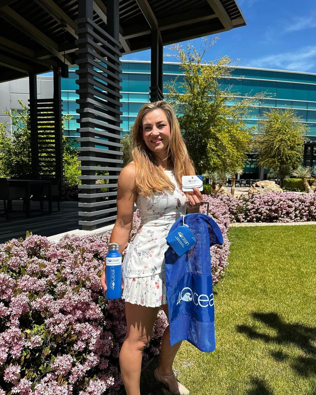 ミーシャ・テイトさんのインスタグラム写真 - (ミーシャ・テイトInstagram)「Happy EARTH Day! I’m so happy to receive some gifts from the amazing people behind @4ocean!   Little did they know I purchased this water bottle years ago and have been supporting by making every effort to eliminate single use plastics from my lifestyle ever since.  @4ocean is working hard everyday to remove plastic & waste from our oceans.  Join me in the 4 easy steps to support a better future for our planet 🌎   1- Ask the waiter to hold the straw/bring your own reusable  2- Reusable grocery bags 3- Reusable water bottle 4- Follow & Support @4ocean  #happyearthday #earthday #cleanerplanet #4ocean #noplastic #bansingleuseplastic #reusable」4月23日 7時24分 - mieshatate