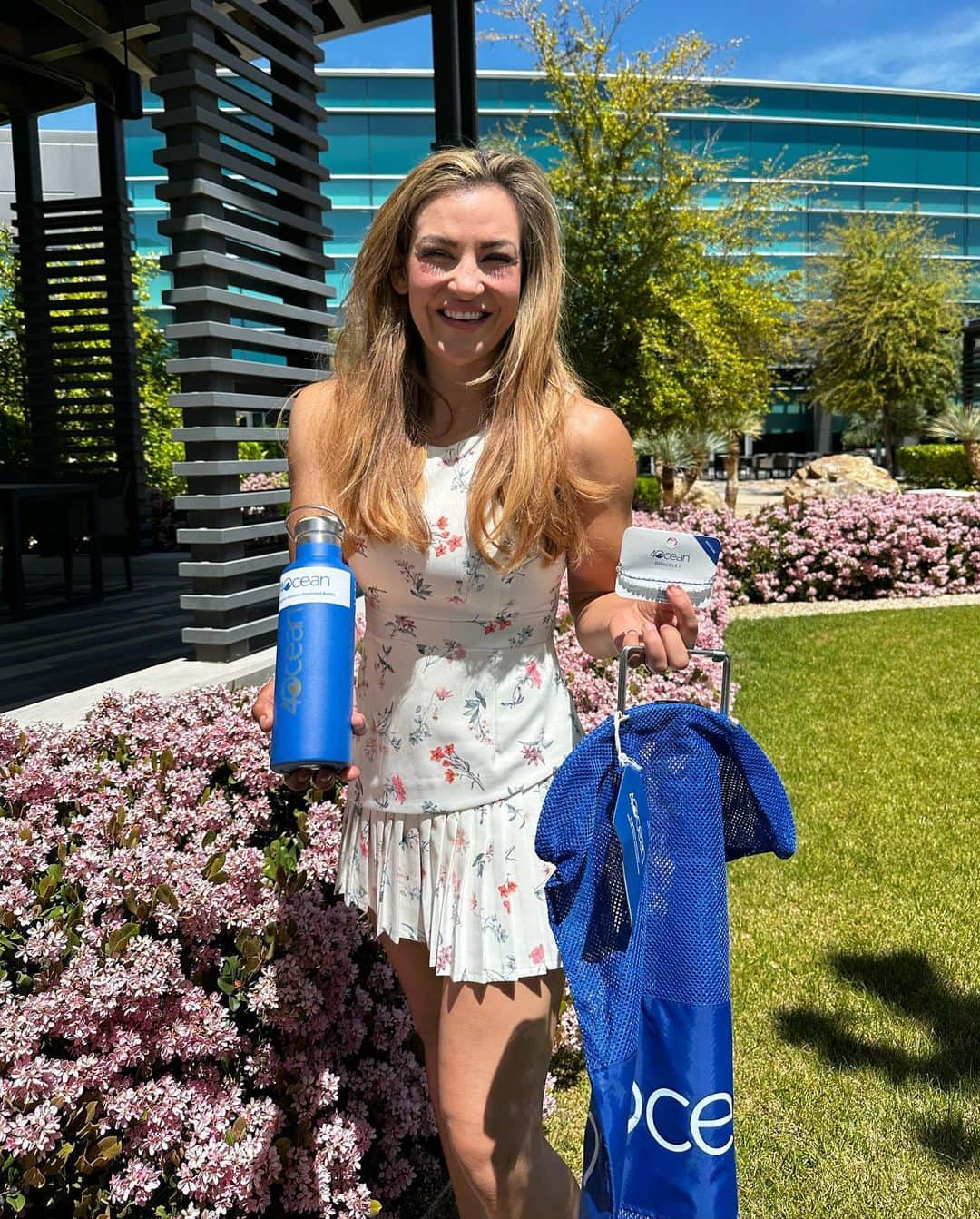 ミーシャ・テイトさんのインスタグラム写真 - (ミーシャ・テイトInstagram)「Happy EARTH Day! I’m so happy to receive some gifts from the amazing people behind @4ocean!   Little did they know I purchased this water bottle years ago and have been supporting by making every effort to eliminate single use plastics from my lifestyle ever since.  @4ocean is working hard everyday to remove plastic & waste from our oceans.  Join me in the 4 easy steps to support a better future for our planet 🌎   1- Ask the waiter to hold the straw/bring your own reusable  2- Reusable grocery bags 3- Reusable water bottle 4- Follow & Support @4ocean  #happyearthday #earthday #cleanerplanet #4ocean #noplastic #bansingleuseplastic #reusable」4月23日 7時24分 - mieshatate