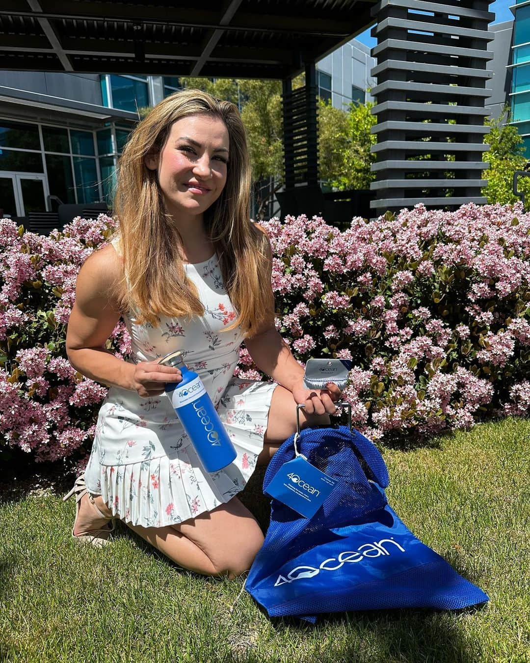 ミーシャ・テイトさんのインスタグラム写真 - (ミーシャ・テイトInstagram)「Happy EARTH Day! I’m so happy to receive some gifts from the amazing people behind @4ocean!   Little did they know I purchased this water bottle years ago and have been supporting by making every effort to eliminate single use plastics from my lifestyle ever since.  @4ocean is working hard everyday to remove plastic & waste from our oceans.  Join me in the 4 easy steps to support a better future for our planet 🌎   1- Ask the waiter to hold the straw/bring your own reusable  2- Reusable grocery bags 3- Reusable water bottle 4- Follow & Support @4ocean  #happyearthday #earthday #cleanerplanet #4ocean #noplastic #bansingleuseplastic #reusable」4月23日 7時24分 - mieshatate