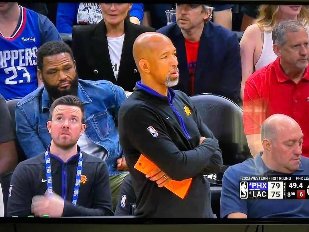 アンソニー・アンダーソンのインスタグラム：「When yo boy sends you a screenshot of you at the game as your team is losing! #justakidfromcompton #huskyandhandsome #clipcitychipcity」