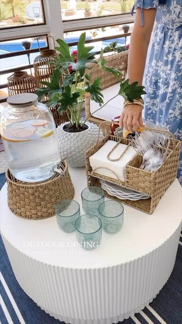 Wal-Mart Stores, Incのインスタグラム：「The all-in-one caddy is a MUST this spring; just ask @kasiaizabella! ☀️ #OutdoorDining #WalmartHome」
