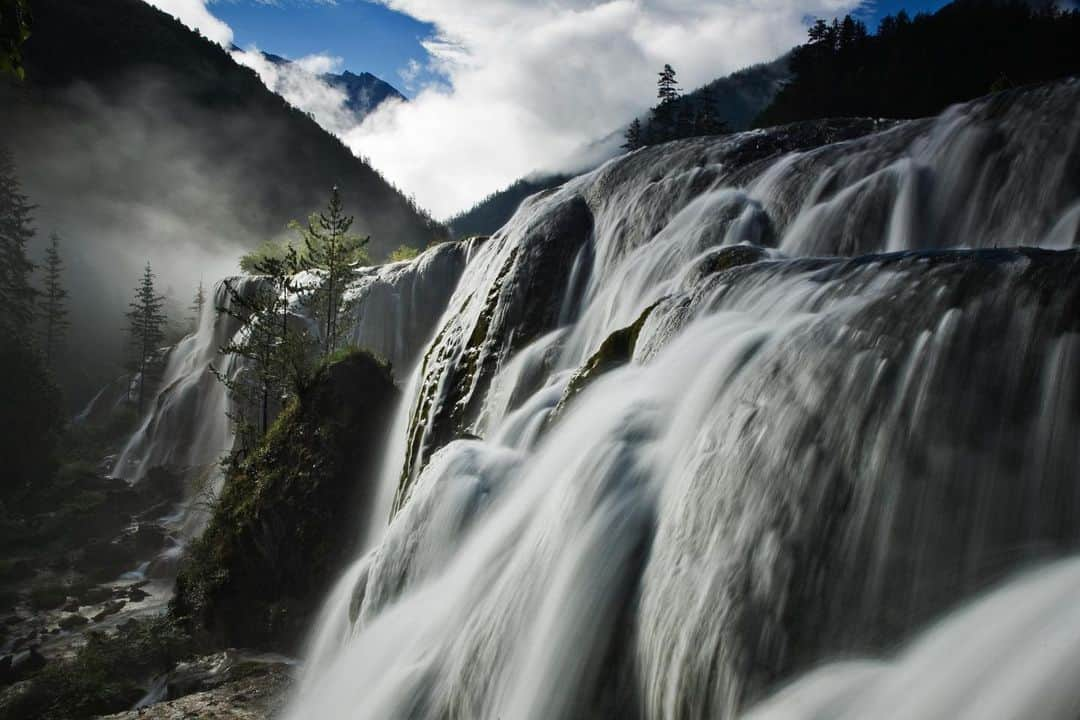 Michael Yamashitaさんのインスタグラム写真 - (Michael YamashitaInstagram)「Happy Earth Day! We celebrate with photographs from Jiuzhaigou, China’s most popular and best run National Park. Famous for its otherworldly beauty, glacier fed crystal clear, emerald waters cascade down in a series of lakes, ponds, rivers, streams and rivulets punctuated by waterfalls. A UNESCO World Heritage, the United Nations called it “the most biologically diverse temperate zone in the world.” #earthday #jiuzhaigou #jiuzhaigounationalpark #sichuan #china」4月23日 7時36分 - yamashitaphoto