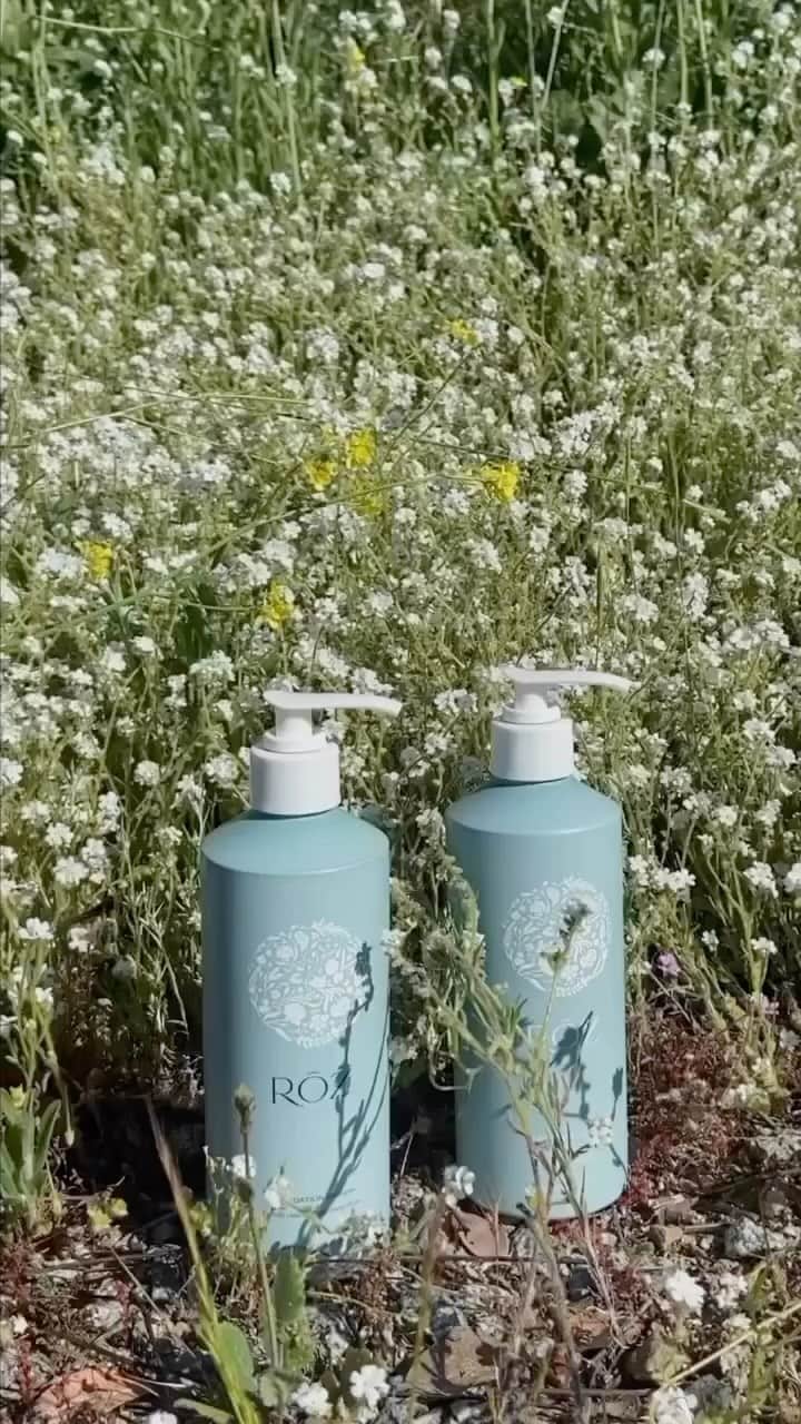 マラ・ロザックのインスタグラム：「🌱Happy Earth Day!🌎 When packaging and formulating @rozhair it’s incredibly important to me that we look for sustainable & responsible ways to do so. We choose to package in glass and refillable aluminum for their recyclability. We work with ethical labs that have some of the best, most efficient eco sourcing practices. From day 1 we partnered with @boox.eco -a zero waste shipper boxes that are reused dozens of times, preventing any single use cardboard waste. It’s because of YOU and your incredible support of RŌZ that we are able to be the change we want to see.」