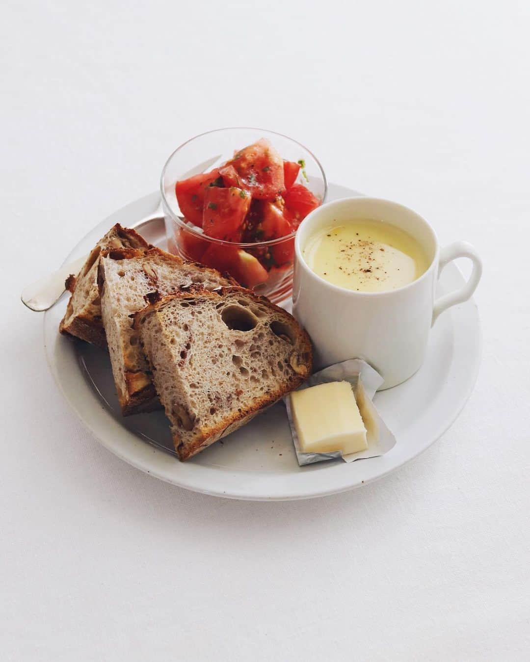 樋口正樹さんのインスタグラム写真 - (樋口正樹Instagram)「Today's breakfast . 今朝はくるみパンとバターと コーンスープとトマトサラダ。 . . . #朝食 #朝ごはん #トマトサラダ #コーンスープ #くるみパン #パンとバター #パンとサラダ #パンとスープ #breadandsalad #breadandsoup #breakfast」4月23日 7時46分 - higuccini