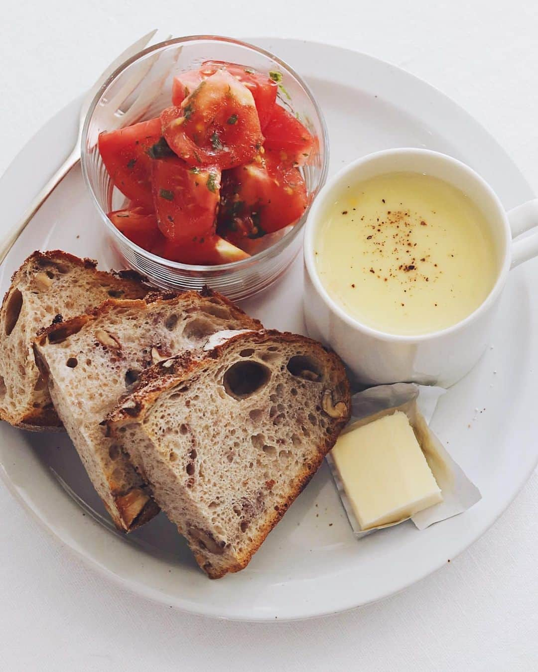 樋口正樹さんのインスタグラム写真 - (樋口正樹Instagram)「Today's breakfast . 今朝はくるみパンとバターと コーンスープとトマトサラダ。 . . . #朝食 #朝ごはん #トマトサラダ #コーンスープ #くるみパン #パンとバター #パンとサラダ #パンとスープ #breadandsalad #breadandsoup #breakfast」4月23日 7時46分 - higuccini