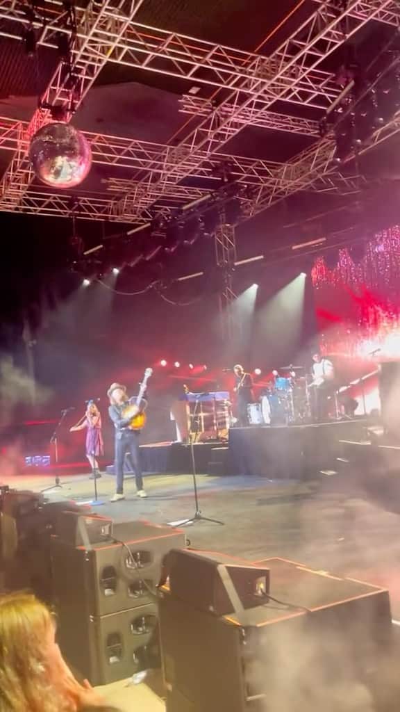 The Lumineersのインスタグラム：「Who’s ready to sing with us this summer? 🎶 Grab tickets to a show in our bio!  📹: @‌ hollyclarkkkkk on TikTok」