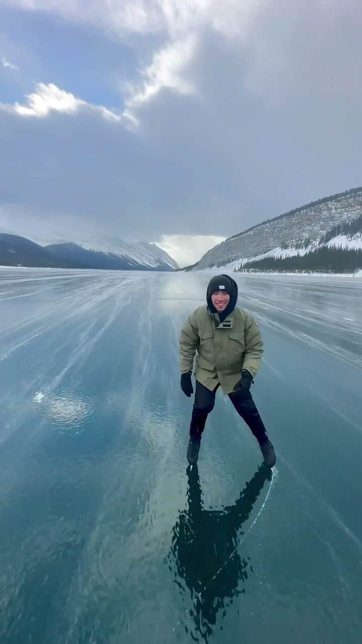 ブライス・シューダックのインスタグラム：「Happy Earth day! The planet certainly provides some spectacular views and places to experience. ☺️  Filmed by @paulzizkaphoto, @carlottaedwards, @warrensharpephotography   #earthday #naturalbeauty #spectacular #views #mountains #frozenlake #abrahamlake #lakeminnewanka #spraylakes #banffnationalpark #kananaskis #canmore #calgary #banff #alberta #canada #figureskating #ice #skating #outdoors #wilderness #wildice」