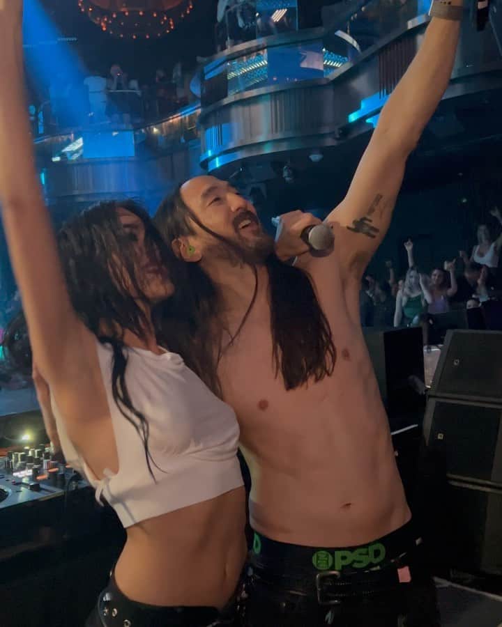 Danna Paolaのインスタグラム：「Una noche my muy loca @steveaoki  Amigo i had some “PARANOIA” 🎶🖤   Soon 2023 !!!! ✨」