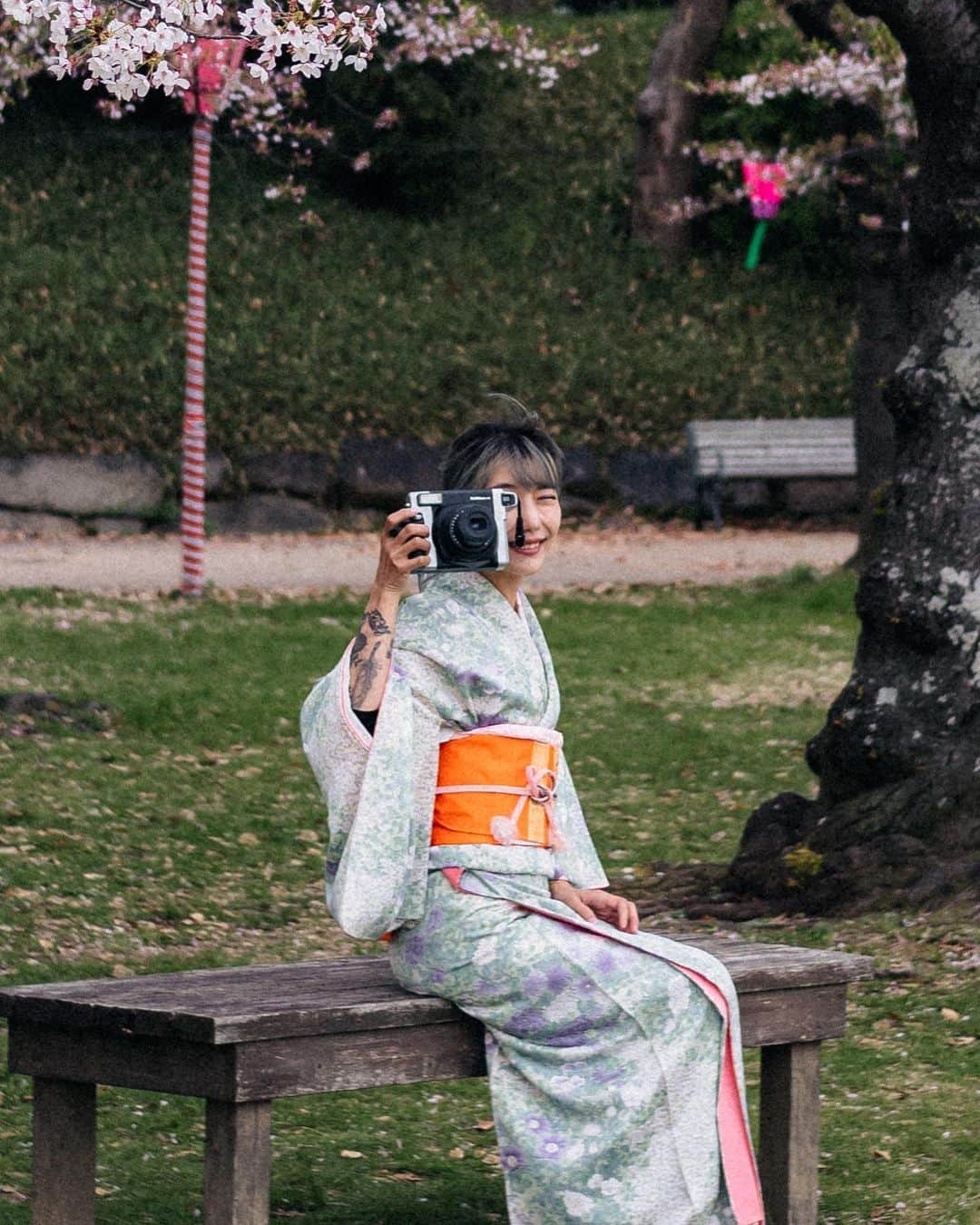 山口功貴さんのインスタグラム写真 - (山口功貴Instagram)「Overcast morning at Osaka castle, eating churros under the cherry blossoms while sitting on a bench we stole :)  w/ @nao_ik   #大阪城 #大阪 #kimono #osakacastle #picnic  #landscapephotography #photography #cityscapephotography #portraitphotography #portraitpage #portraits #osakajapan #osaka #castles #japanphotography #japan #voyaged #beautifuldestinations #lightroom」4月23日 7時58分 - kohki