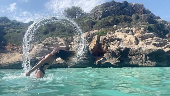 ヴィルジニー・デデューのインスタグラム：「🌎 EARTH DAY 🌏  • Journée Mondiale de la Terre #22Avril  « Tu es voyageur sur cette terre. Fais de cette aventure une source d’inspiration pour les autres »  Préservons notre planète bleu … Au quotidiens. Avec des gestes simple  « La Terre est le probable Paradis perdu. »  @maregionsud #earth #terre  #earthday #nature #beautyearth #sea #gaïa #moon  #artist #athlete」