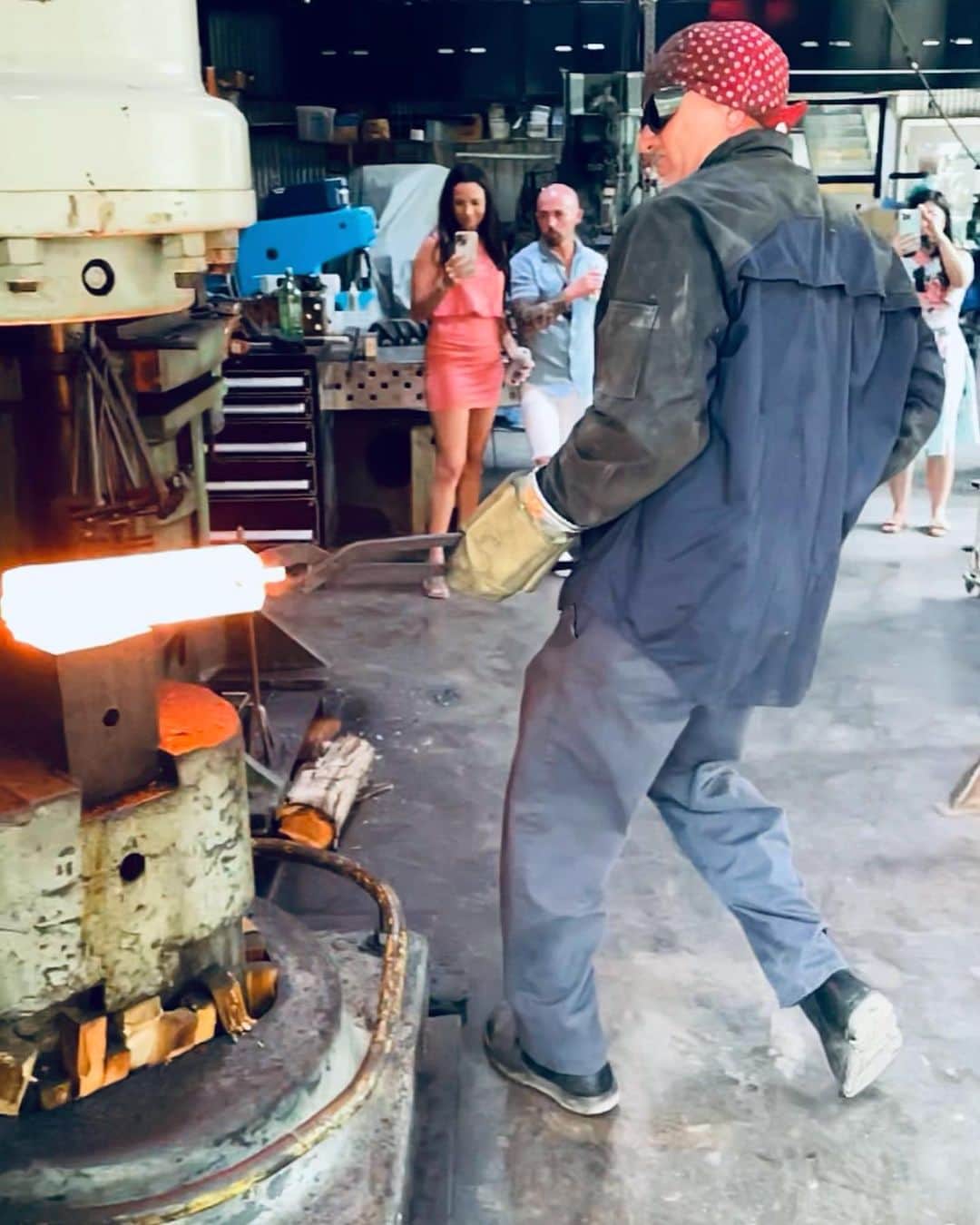 ウエストコーストチョッパーズのインスタグラム：「Today’s Baby Mama @officialbonnierotten ‘s baby shower. I kept all the husbands busy with a Gigantic 40 pound Stainless Steel Damascus Billet Forging Exhibition😘💥  (…also got some work done😉)  #jessejames  ( 📸 @redpatchtx )」