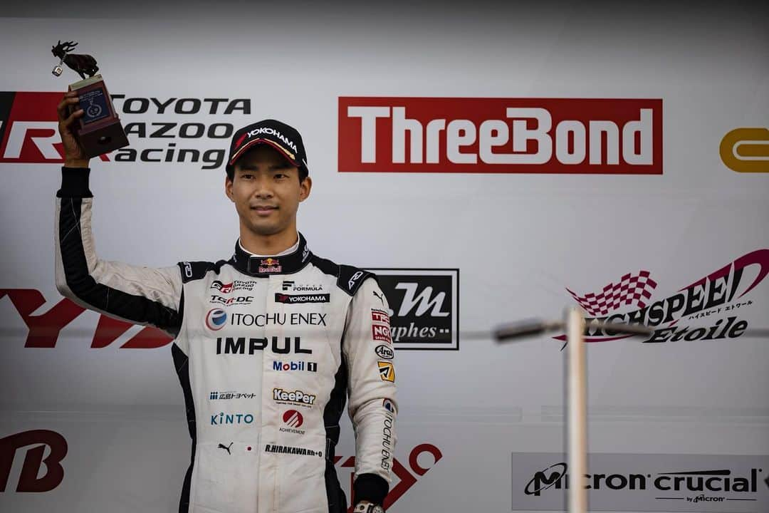 星野一樹さんのインスタグラム写真 - (星野一樹Instagram)「Super Formula Rd.3 決勝 20号車 平川が3位表彰台獲得しました‼︎  19号車 雄飛も素晴らしいペースで追い上げる事ができ、ポイント圏内走行中トップ6まで見えていましたが、残念ながらリタイヤでした。  今回もさすがの追い上げで、ピット戦略も上手くいき運にも助けられて表彰台まで来れて良かったです！  課題は予選なので、次回オートポリスに向けてまた見直していきます。  今回もたくさんの応援、ありがとうございました🙇‍♂️  📸 @shotamuraphotographer  #全開魂  #ITOCHUENEX #ITOCHUENEXTeamIMPUL」4月23日 19時08分 - kazukihoshino