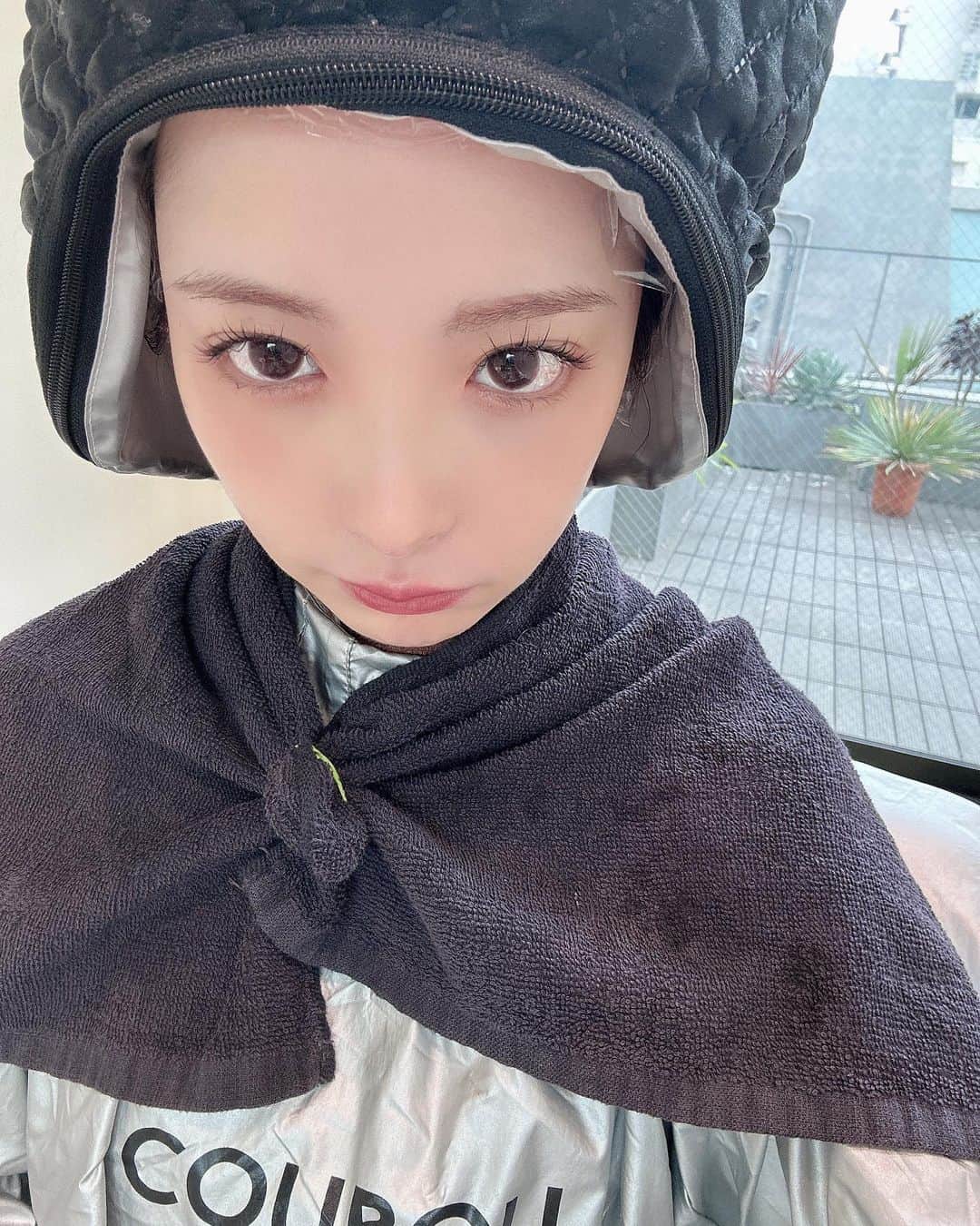のインスタグラム：「おでこ！！！  少し色が抜けてきたのでカラーと しっかりトリートメントしてもらってきたよ〜！ 写真はトリートメントを浸透させてる時のもの💂🏻‍♀️  最近は暗めが安定！ 髪の毛傷まなくて肌の透明感の出る 絶妙なカラーにしてもらいました👩‍❤️‍💋‍👩  さき(@sakichaaaso )さん いつもありがとうございます〜❤︎ さきさんの金髪見たら私も明るくしたく なっちゃうけどもう少し耐えます🤭  #ヘアカラー #coubou #渋谷」