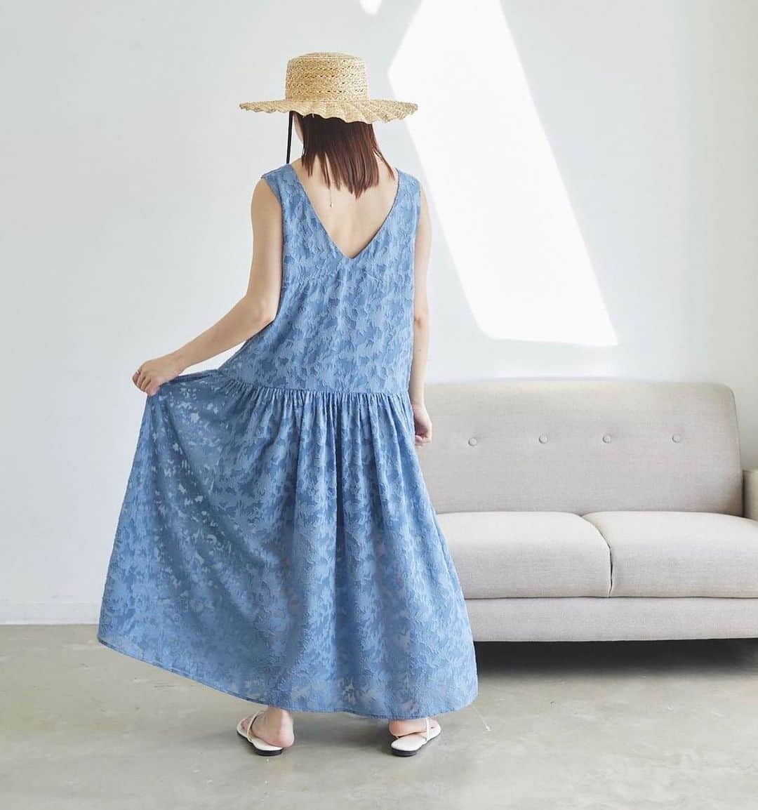 Vannie Officialのインスタグラム：「【4.28 NEW ARRIVAL】  夏大本命の一枚着ワンピース。  シアーのフラワージャガード生地にデザイン性があり さらっと柔らかい着心地なのもポイント✨  細身のインナーや羽織を合わせれば春秋にも着用可能。 キャップやバケハなど帽子を合わせたスタイリングも 今年らしくてオススメです◎  🏷️シアージャガードワンピース blue | ivory / ¥5,390 (tax in)  ▶︎4/28 19:00 release...  #vannie_u#ヴァニーユー#vannieコーデ #zozoでしか買えない #ファッション #今日のコーデ#プチプラ #プチプラコーデ#プチプラファッション #大人ガーリー #ガーリーコーデ#ワンピース #淡色女子 #淡色コーデ#シミラールック #ワントーンコーデ#通学コーデ#デートコーデ#着回しコーディネート#高見えコーデ#低身長コーデ#高身長コーデ#ワンピースコーデ#夏コーデ」