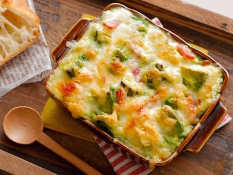 ヤマサ醤油株式会社のインスタグラム：「「アボカドと豆腐のこれうまチーズ焼き」 https://recipe.yamasa.com/recipes/5183 今日のレシピは #藤原朋未 さん！＠tomo_mamaraku  味付けは「ヤマサ ぱぱっとちゃんと これ!うま!!つゆ」だけ！思い立ったらすぐにできちゃう簡単レシピです。アボカドと豆腐でつくるヘルシーなソースは「ヤマサ ぱぱっとちゃんと これ!うま!!つゆ」のうま味がダイレクトに感じられます。   #自炊 #happyrecipe #foodphotography #ヤマサ #instapic #instagood #ハッピーレシピ部 #delish #instadaily #在宅楽飯 #soysauce #人気 #おうち時間 #jp #テレワーク飯 #instafood #yamasa #おうちごはん #レシピ #ランチ #簡単 #recipe #photooftheday #昼ごはん #yummy #時短メニュー #定番 #アボカド #これうまつゆ」