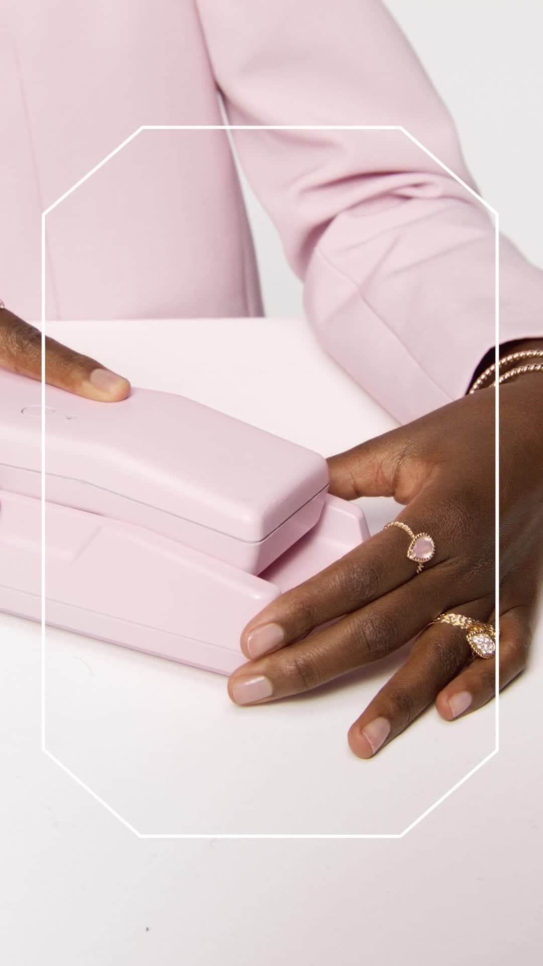 ブシュロンのインスタグラム：「La vie en rose… here we go. Rose quartz meets rose gold. Are you ready to play with new Serpent Bohème Pink Quartz?⁣ ⁣ #BasicnotBasic⁣ #SerpentBohème」