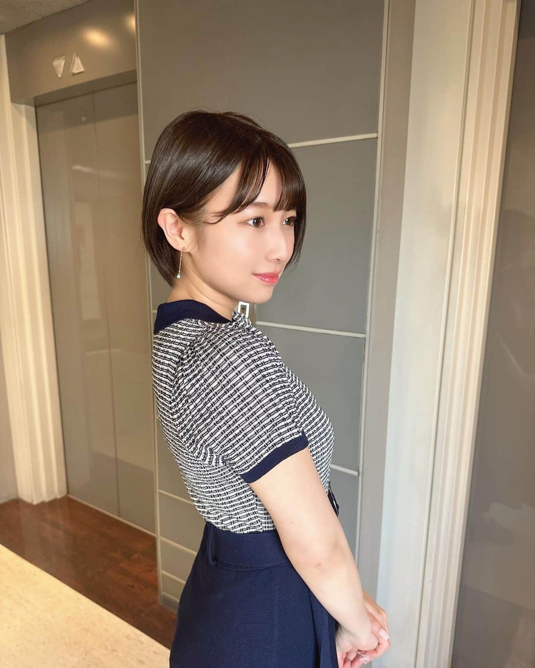 安部若菜のインスタグラム：「「困ったことあったら何でも言ってね」 って感じのお隣のお姉さん👩🏻  いつでも頼ってくださいっ笑  #redyazel#ワンピース#夏服#ショート#ショートヘア#code#大人コーデ」