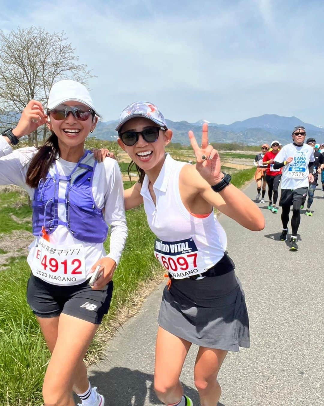 坪井ミサトさんのインスタグラム写真 - (坪井ミサトInstagram)「第25回長野マラソン無事完走🏃‍♀️✨ (人生で2回目のサブ4もできました☺️)  初めての長野マラソン、 本当に素敵で楽しい大会でした❤️‍🔥  前半は沢山の方がエールを送ってくださり 思わず笑顔が溢れるぐらい 楽しく走れました🏃‍♀️  後半は長野の自然が広がり、 綺麗な空気と景色を楽しむ事ができました🌿  エイドも充実していて 何度も助けられました😭  また出たい！！ 完走した直後に出てしまうぐらい 最高のマラソンでした🤍 この様な素敵な大会に ご招待いただき感謝の気持ちでいっぱいです。  スタッフの皆様ありがとうございました🙇‍♀️  沿道でたくさんの応援もありがとうございました📣 とってもパワーになりました！  走ったみなさんはお疲れ様でした❤️‍🔥 ゆっくり休みましょう😘  たくさんのありがとうが溢れております😆  今回のマラソンは たくさん動画を撮影したので 改めてupします！ 絶対見てください😆  ひとまず、興奮している中の 結果報告でした🙇‍♀️  #長野マラソン #第25回長野マラソン #フルマラソン #マラソン #marathon #長野 #マラソン大会 #ありがとうございました #メラニン #メラニンsister」4月23日 19時00分 - misato1030