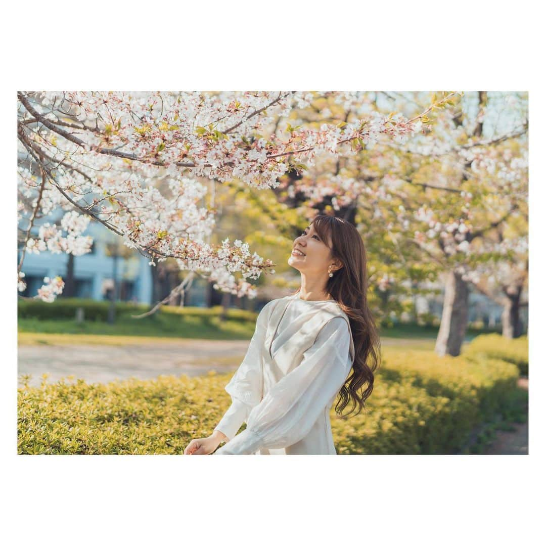 愛聖りさのインスタグラム：「. お友達に撮ってもらったよ〜✌️ 桜綺麗だったなぁ🌸 . #撮影 #撮影モデル #벚꽃 #촬영 #모델」