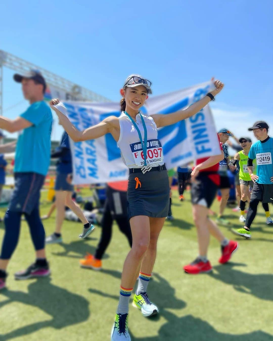 坪井ミサトのインスタグラム：「第25回長野マラソン無事完走🏃‍♀️✨ (人生で2回目のサブ4もできました☺️)  初めての長野マラソン、 本当に素敵で楽しい大会でした❤️‍🔥  前半は沢山の方がエールを送ってくださり 思わず笑顔が溢れるぐらい 楽しく走れました🏃‍♀️  後半は長野の自然が広がり、 綺麗な空気と景色を楽しむ事ができました🌿  エイドも充実していて 何度も助けられました😭  また出たい！！ 完走した直後に出てしまうぐらい 最高のマラソンでした🤍 この様な素敵な大会に ご招待いただき感謝の気持ちでいっぱいです。  スタッフの皆様ありがとうございました🙇‍♀️  沿道でたくさんの応援もありがとうございました📣 とってもパワーになりました！  走ったみなさんはお疲れ様でした❤️‍🔥 ゆっくり休みましょう😘  たくさんのありがとうが溢れております😆  今回のマラソンは たくさん動画を撮影したので 改めてupします！ 絶対見てください😆  ひとまず、興奮している中の 結果報告でした🙇‍♀️  #長野マラソン #第25回長野マラソン #フルマラソン #マラソン #marathon #長野 #マラソン大会 #ありがとうございました #メラニン #メラニンsister」
