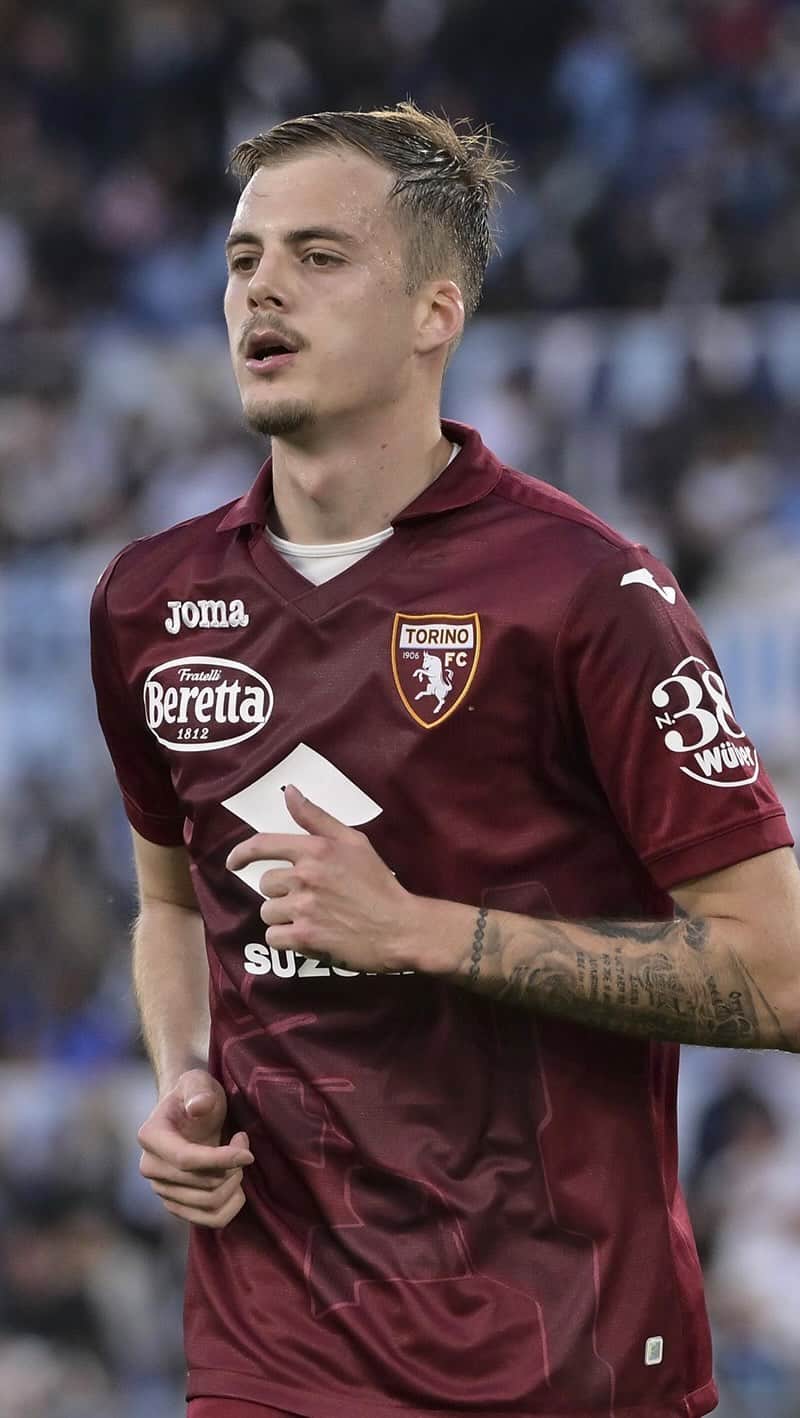 トリノFCのインスタグラム：「Buona domenica da @i.ilic14! 🥐⚽  #SFT | #LazioTorino」