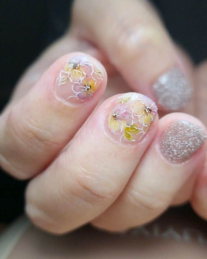 Yingのインスタグラム：「Base colour: Didier Fiber Base Nude Flowers: Coloured with watercolour paints over PREGEL Nostalgic Ivory, then outlined with Ruyiya Base Liner Gel White Glitter: Didier Brillant No.3  Design adapted from @ginaginagina33  SHOP: @nailwonderlandsg www.nailwonderland.com」