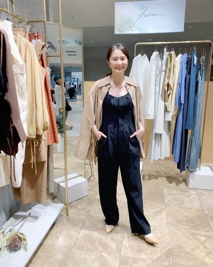 海下真夕のインスタグラム：「. この前お友達とショッピングした日🧡 やっぱり実際に手に取って試着して相談にのってもらったりお話ししたり。そんなお買い物時間っていいなぁと思うし楽しかった😊  @yuvae_official のお洋服は自由に変幻自在にいろんな着方ができて、色味も絶妙で気になる部分の体型カバーもしてくれつつ形がとても綺麗で上品で、大人の女性にとって嬉しいことばかり💓  試着したシャツとサロペットお気に入りすぎてこのまま着て帰りたかった🥹  この日はデザイナーさんもいらっしゃったので 着用アレンジを教えていただいて感動しっぱなしでした🥺（6枚目の動画）  （大人になって少し蔑ろにしてた部分もあったけど） ファッションの楽しさ改めて感じたなぁ🥰 もっともっと自由にファッション楽しみたい💓  yuvae.夕映え ブランド名に私の名前にもある夕の字が付いてるのも 嬉しい☺️  NEWoMAN新宿にて ５／7（日）までpop-upやってるみたいです❤️  #yuvae.#ファッション #シャツコーデ #サロペット #大人カジュアル  #大人コーデ  #大人ファッション  #newoman新宿  #POPUP」