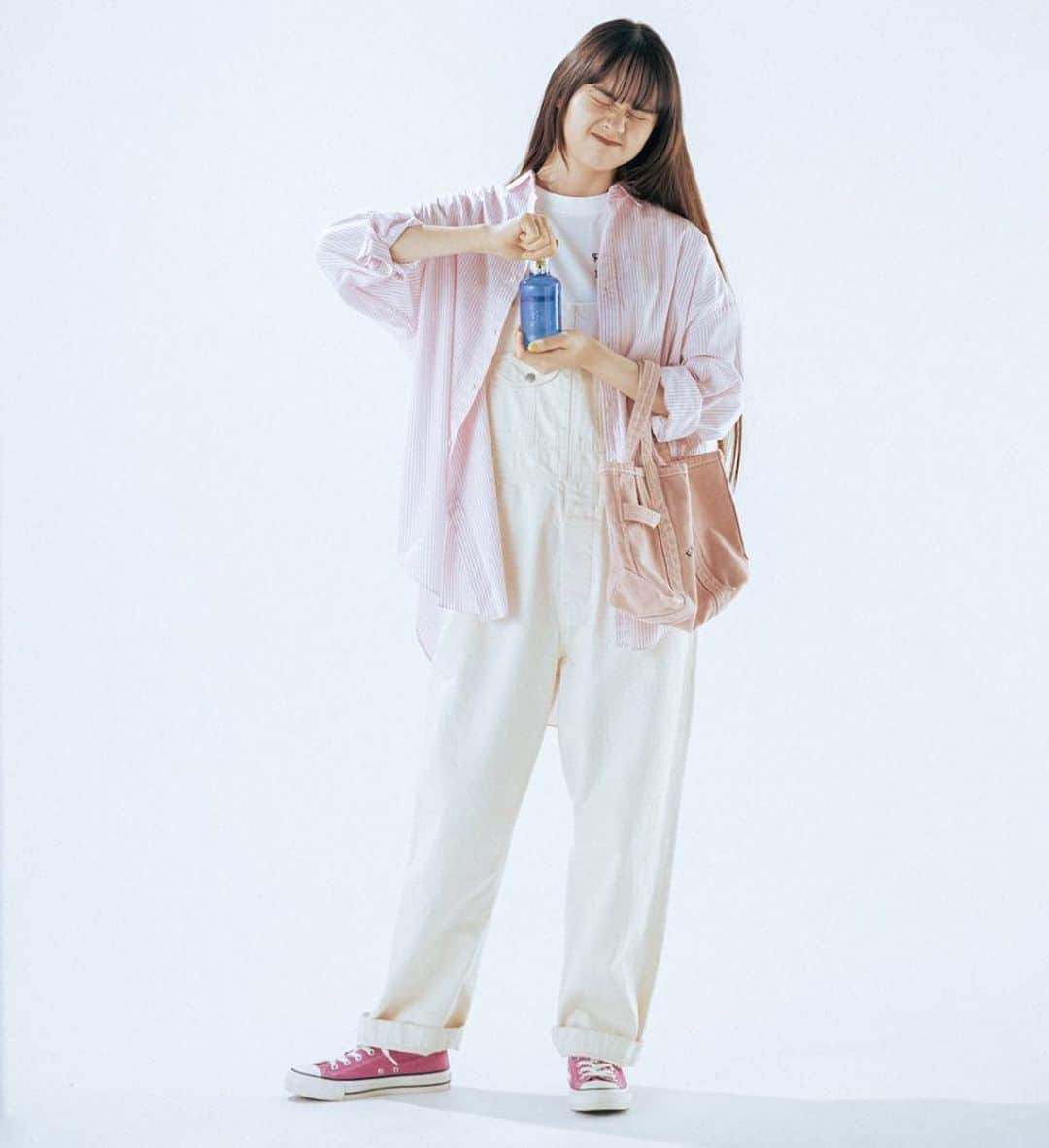 FUDGEのインスタグラム：「This month’s feature is… FUDGE vol.238（2023年5月号）P.032 特集「柄物にデニムを合わせましょう」  『FUDGE』本誌と一緒に見たらもっと楽しく、もっといつものコーディネートが素敵になる、新しい企画がFUDGE.jpでスタート！  春になり、新しい季節を迎えてなんだかやる気がみなぎる今日この頃。ふとお洒落がマンネリになっていないか思案する。こんな時こそ、柄物に挑戦してみよう！そこで、FUDGE FRIENDのうさみ（ @usami_fudge ）が、柄物にデニムを合わせた着こなしに挑戦！デニムと一緒なら簡単にかわいくできるできるはず。  ‣ ‣ ‣「ホワイトデニムandストライプ」の日(No.003) ピンクがアクセントになったコーディネートには、キリッとした表情に変化させるホワイトデニムを投入したい。全体が爽やかなムードになり、新しい季節の到来を予感！ 淡いピンクが可愛らしい印象のストライプシャツ。ガーリーな色味だからこそ、ホワイトデニムのオーバーオールでボーイな要素もプラスして、バランス感を楽しみたい。ピンクとホワイトでまとめて、爽やかな春の季節を満喫しよう。  ‣ ‣ ‣「ホワイトデニムandボーダー」の日(No.007) 今季チャレンジしたいのは、カラフルなボーダー。アースカラーのボーダーは、大きめサイズがポイント。全体のトーンを揃えて、大人っぽく着こなそう。 ボリュームのあるボーダーカットソーには、タイトめなホワイトデニムを選んで、バランス感を楽しもう。ブルーデニムよりも印象が重くならないホワイトデニムなら、爽やかな季節にぴったり。アースカラーのトーンでまとめたコーデで、アクティブに外へ出かけよう。  ‣ ‣ ‣「デニムandマドラスチェック」の日(No.002) 鮮やかで爽やかなマドラスチェックは、春夏(特に夏)にこそ取り入れたい柄物。主張のあるものだからこそ、濃いめのデニムワンピースと合わせてコーデを引き締めよう。 ボーイッシュなムードのマドラスチェックのジャケットには、あえてデニムのサマードレスと合わせてガーリーに着こなしたい。ワンピースのたっぷりとした生地感が、ほんのり大きめジャケットのサイズとバランスがよく、野暮ったくならず、こなれた着こなしを楽しめる。  FUDGE FRIEND 個人公式アカウントもフォローしてね‼︎ riko @riko_fudge  ⁡田中真里奈 @marinatanaka_fudge  ⁡うさみ @usami_fudge  ⁡ako @akochiii_1_fudge  ⁡UMI @umi_fudge  ⁡大島花菜 @hanaoshima_fudge  ⁡鈴木楽々 @larara412_fudge   - - - - - - - - - - - - - - - 『FUDGE』2023年5月号は『 GOOD STYLE 150 春はデニムが気分です 』特集📖✨ むくむとやる気がみなぎる今日この頃。ふとお洒落がマンネリになっているのではないかと思案する。 そうだ！柄物に挑戦してみよう。デニムと一緒なら簡単に可愛くできるはず。  全国の書店、コンビニ、webで人気販売中です！◎ ぜひ最新号をゲットして @fudge_magazine をタグ付けしてくださいね！  《FUDGEの他のアカウントも更新中》 ⌎men'sFUDGE @mensfudge ⌎snap @fudge_snap ⌎online store @fudge_online_store ⌎friend @fudge_friend ⌎coffee @fudge_coffee  #fudge #ファッジ #fudge_magazine #洋服好きな人と繋がりたい #服好き #おしゃれ女子 #おしゃれ好き #お洒落好き #お洒落女子 #シャツ #Tシャツ #靴 #くつ #ボトム #トップス #コーディネート #カジュアルコーデ」