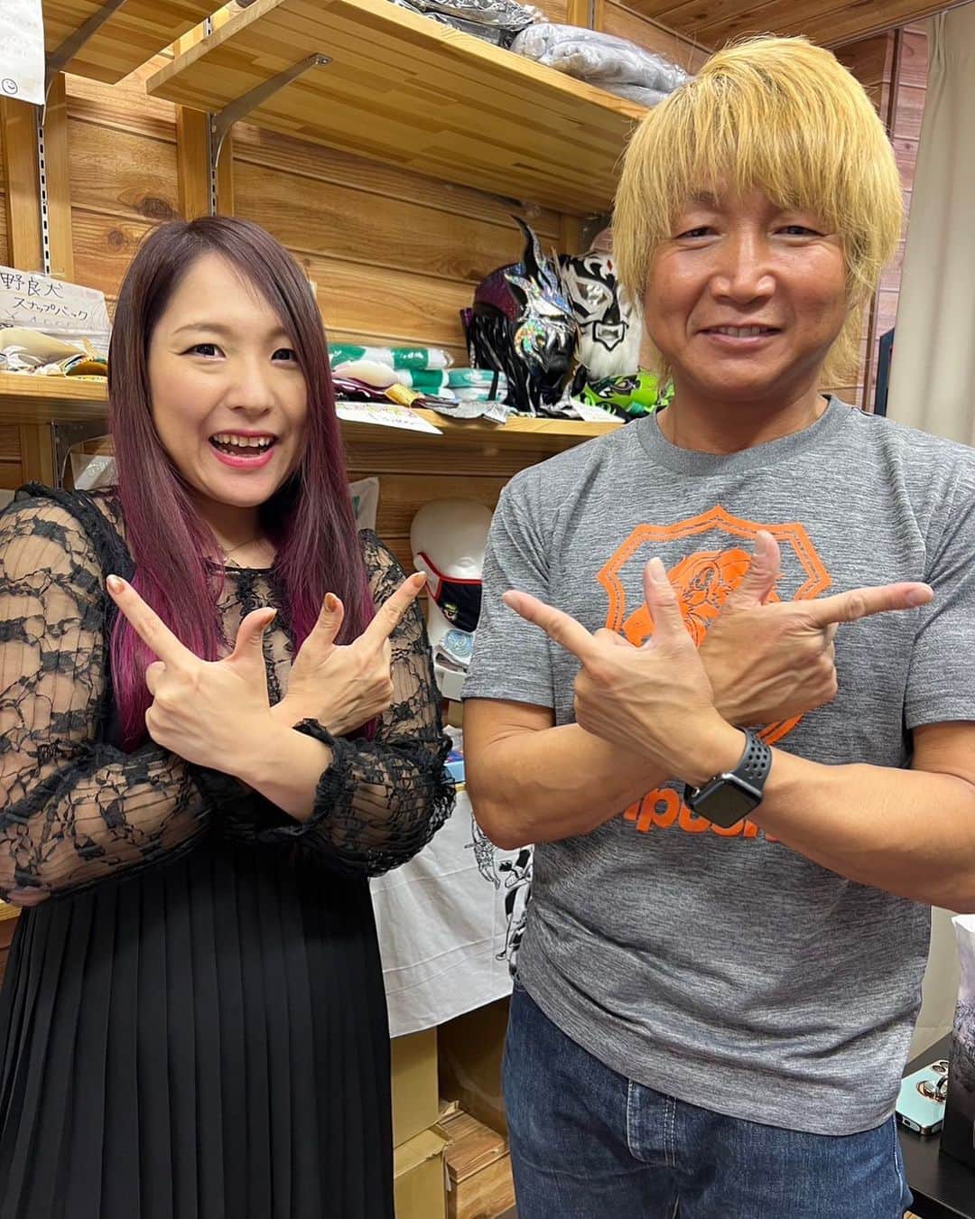 のインスタグラム：「昨日はホカクドウでジャングル叫女選手のサイン会でした。 叫女さんとは昔、道場ですれ違ってたけど、親しくなったのは膝の負傷後。彼女の苦しみ、不安から立ち上がる姿、勇気を見てきました。今回の決断も含め強い人です。治療に専念して復帰したら同じリングに立ちましょう！ #ジャングル叫女  #ホカクドウ  #ショーンキャプチャー」