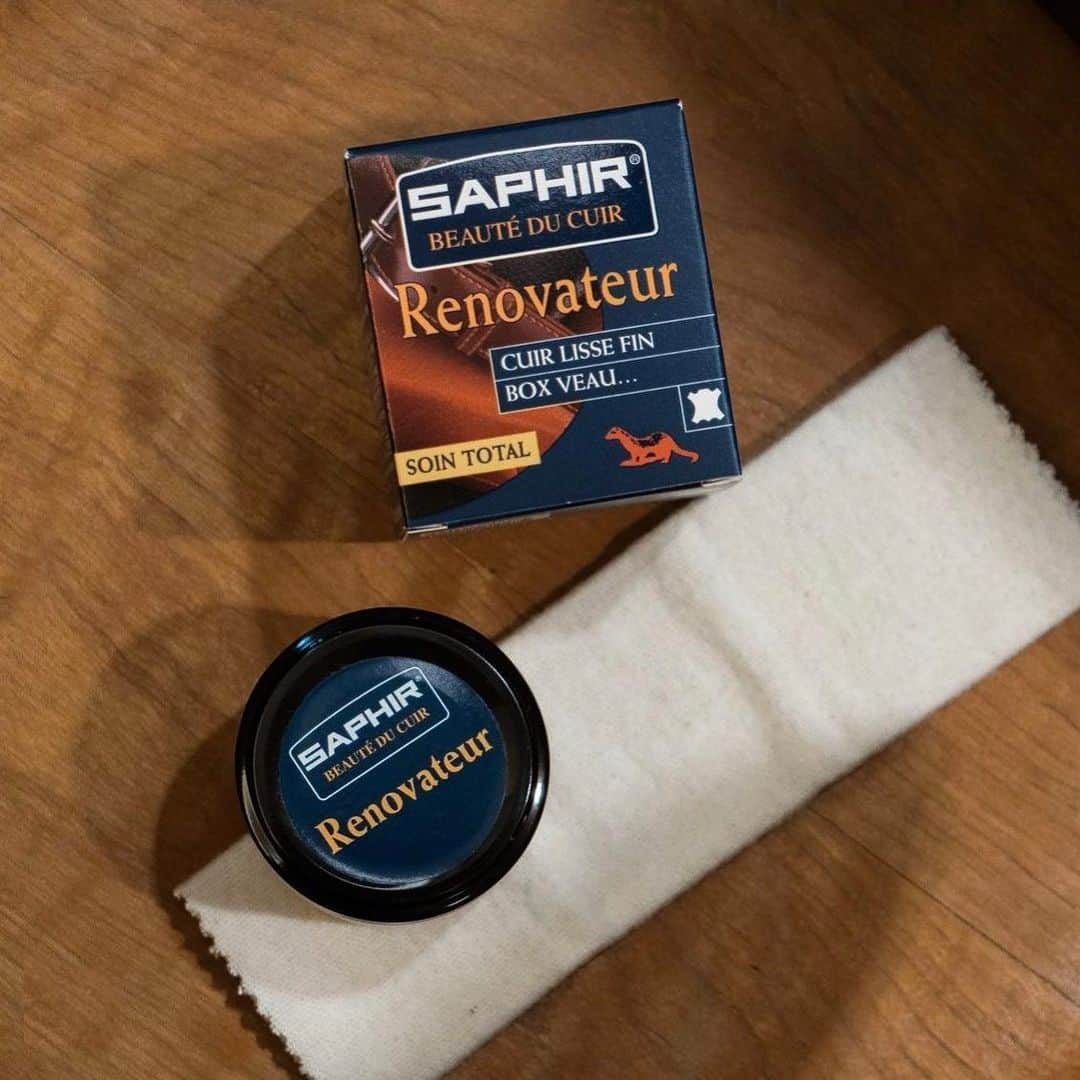 Saphirのインスタグラム：「Before applying the Creme surfine it is great to use our renovateur cream on the clean leather to make sure the leather stays conditioned and hydrated. #shinewithsaphir」