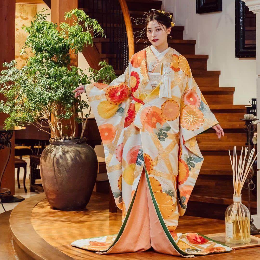 タガヤ ブライダルのインスタグラム：「*  ‐ 菊花籠目文 ‐  幸せを籠む籠目文に 相良手刺繍で立体的な菊を描いた一着。  美しいグリーンとオレンジのコントラストは 花嫁様をより一層引き立ててくれます。  ∇ご試着の予約はTOPリンクから >>> @tagayabridal_dress」