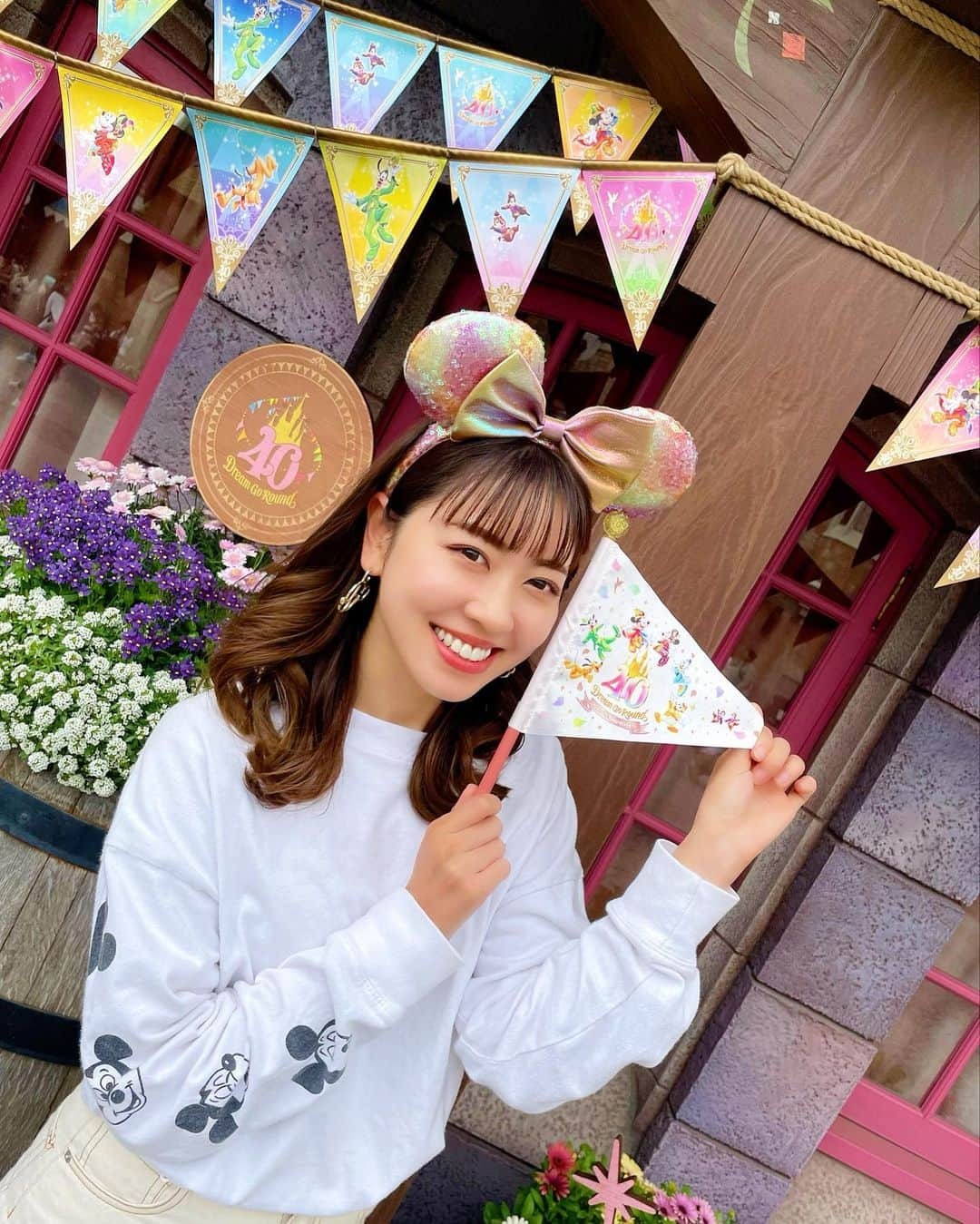 小山ひかるのインスタグラム：「ファンタジーランドにも 40周年の可愛い装飾があった💗 . . #ディズニー #ディズニーランド #tdl #disneyland #tokyodisneyland #tokyodisneyresort #40周年 #ハーモニーインカラー #ふたごコーデ #ファンタジーランド #ガーランド #お祝い #happy #smile」