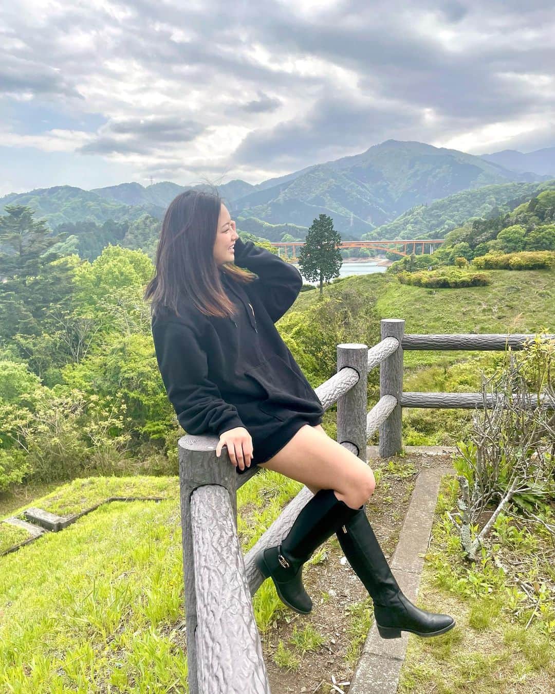 石井美音奈のインスタグラム：「自然の中はとてもリラックスできるなぁ♪ いつか海が見える家に住むのが夢✨  #山  #鳥居原園地  #nature」