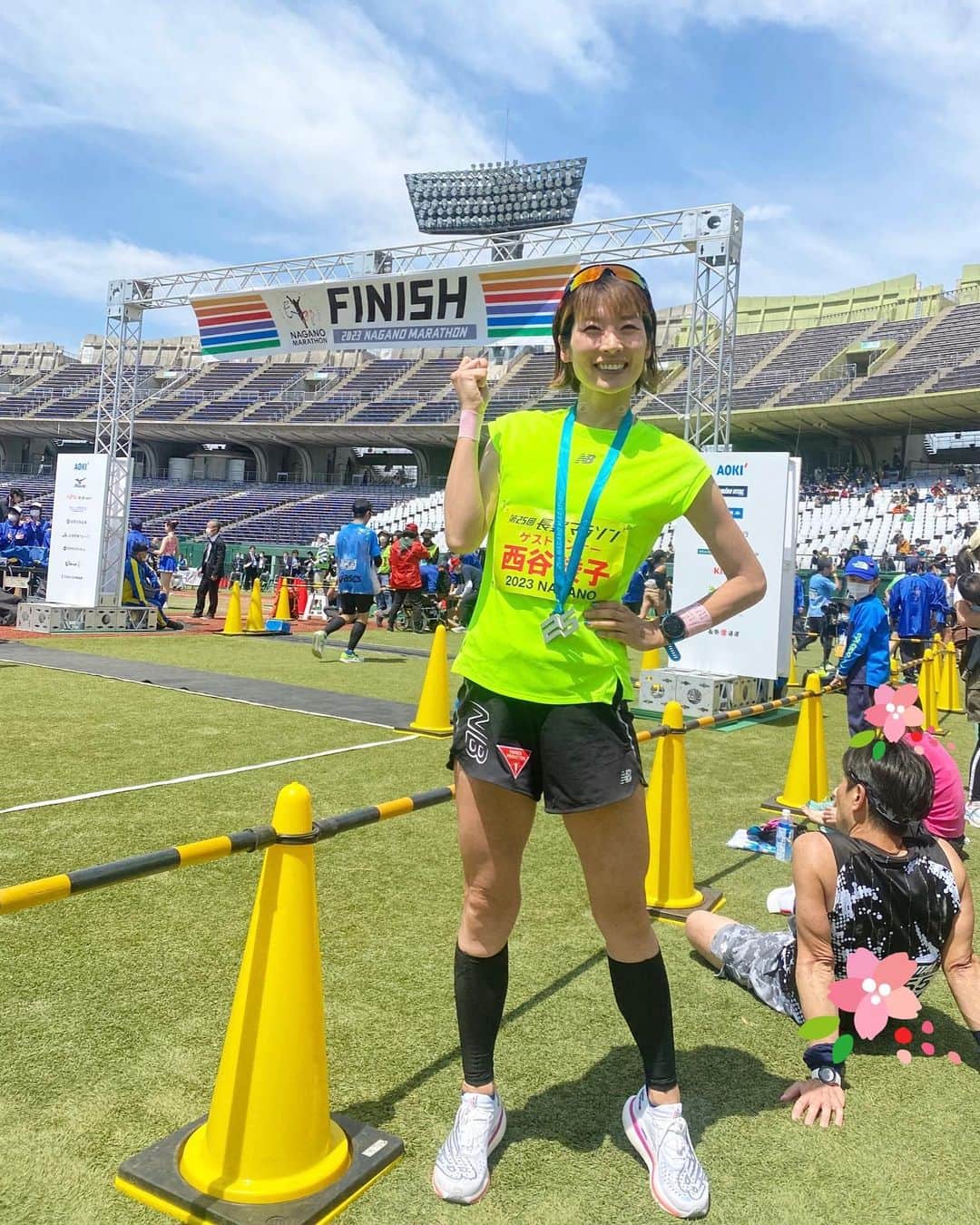 西谷綾子のインスタグラム：「🏃‍♀️💞 #長野マラソン 3時間12分39秒でしたー🏅  目標は3時間15分切り！ もし後半落ちても 20分以内でゴールしたいと思っていたから 大満足の結果です🥹  綾子復活しました🔥🔥  4:30/kmで押していくと決めたけど どこまでもつのか‥ ずっと不安と心配と恐怖でした😂😂  でも10kmから同じペースの方が居てご一緒することに！ 1人よりめちゃくちゃ走りやすく助かりました。感謝！！ いつのまにか集団もできてたね😆  32kmまでは、4:30/km前後でいけたけど 残り10kmはーー‥🙈 河川敷の向かい風、暑さでペースキープ出来ず😭 力不足！！ (ちなみに私は最初から暑さを感じていて 飲むだけでなく体や顔に水をかけてた)  ツライ苦しい、、でも集中力は切れなく 最低ラインを決めてとにかく粘った！！！！🔥🔥🔥 (ペース落とせば楽だよーという悪魔のささやきもあった笑)  沿道の応援、太鼓や演奏、歌、ダンスなどで 盛り上げてくださり めちゃくちゃパワーをもらいました！！🥹  今年も景色が最高だったね🥹⛰ 雄大な山々がくっきり見えて 雪が残る北アルプスは美しく 絶景の中、走りながら感動と癒しで 幸せでした😍✨  ボランティアの皆様も朝早くから 本当にありがとうございました！！  最終ランナーまでの応援も みんなで楽しかったぁ🥰💞  今シーズンのフルマラソンは 金沢、松本、名古屋、長野を走り めちゃくちゃ学びがあった✍️またアップします！  #ゴール後産後ベストから4秒足りないと気づいた #悔しさも出てきたけど #でも貧血で苦しんだ期間を考えれば #めちゃくちゃ良い走りが出来た #頑張ったぁあああ😭🏅  @phiten_official  @newbalance  @newbalancerunning @saladburg  #グリコパワープロダクション」
