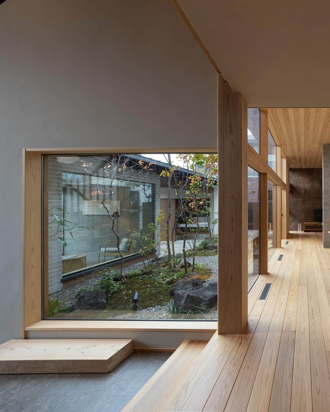 新産住拓 株式会社さんのインスタグラム写真 - (新産住拓 株式会社Instagram)「中庭は、ウチとソトの つながりを感じる空間。  敷地のまんなかに 庭を配置することで 自然をみじかに感じることができます♪  #熊本 のお住まいづくりは #新産住拓 へ♪ #自然素材 の 心地のよい #木の家 です！  質問などお気軽にDMください。  #新産リフォーム はコチラ▼ @shinsan_reformより  more photo→@shinsan_jyutaku  #中庭 #中庭のある家  #自然を感じる  #エクステリア #新産エクステリア #マイホーム #丁寧な暮らし  #収納 #収納アイデア  #暮らしを楽しむ」4月24日 20時00分 - shinsan_jyutaku