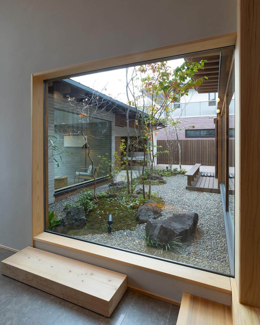 新産住拓 株式会社さんのインスタグラム写真 - (新産住拓 株式会社Instagram)「中庭は、ウチとソトの つながりを感じる空間。  敷地のまんなかに 庭を配置することで 自然をみじかに感じることができます♪  #熊本 のお住まいづくりは #新産住拓 へ♪ #自然素材 の 心地のよい #木の家 です！  質問などお気軽にDMください。  #新産リフォーム はコチラ▼ @shinsan_reformより  more photo→@shinsan_jyutaku  #中庭 #中庭のある家  #自然を感じる  #エクステリア #新産エクステリア #マイホーム #丁寧な暮らし  #収納 #収納アイデア  #暮らしを楽しむ」4月24日 20時00分 - shinsan_jyutaku