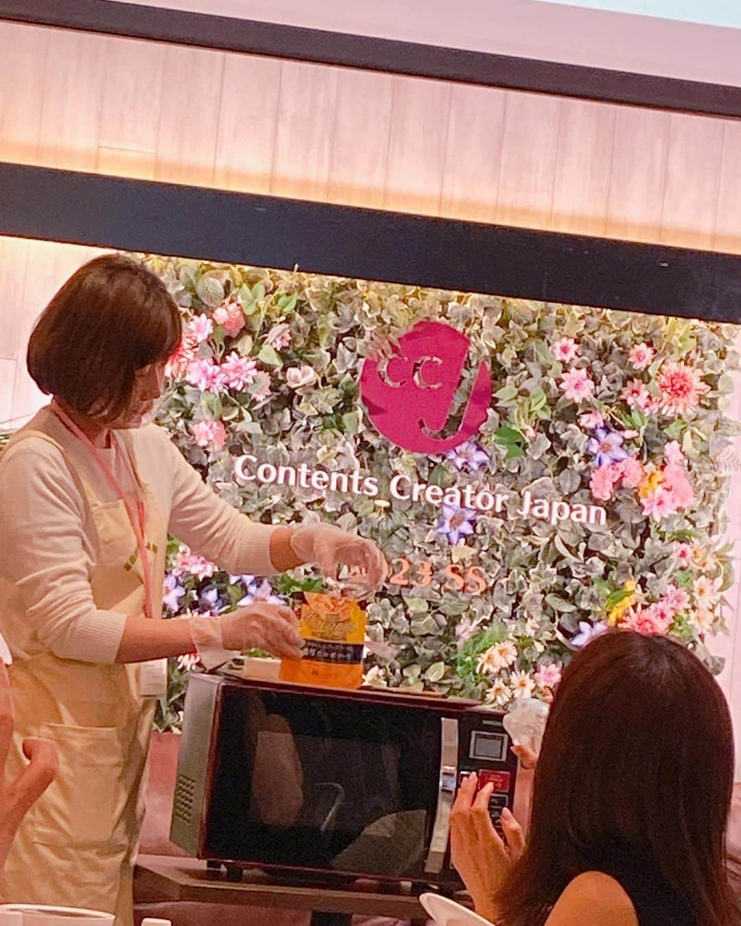 いけながあいみさんのインスタグラム写真 - (いけながあいみInstagram)「今年も食のイベント  #CCJ2023 に 呼んで頂いたよ✨ ・ 企業さんから、おススメの商品やその食べ方を教えてもらえるイベントなの❣️ ・ 私の好きな創味食品さん（ @somi_shokuhin）の #ハコネーゼ の紹介や #シャンタンチーズニング　などの試食もさせてもらった♪ ・ ハコネーゼに直接ご飯を入れるだけで出来る #パウチのまんまリゾット は美味しかったなー😋✨ しかも、お皿も汚さないで食べられるし、簡単💡 ・ 企業さんの実演もあったりと、楽しく美味しいイベントでした🤍  #イベント #インフルエンサー #食 #食レポ #リゾット #簡単レシピ #パスタソース」4月23日 17時33分 - aimicat424