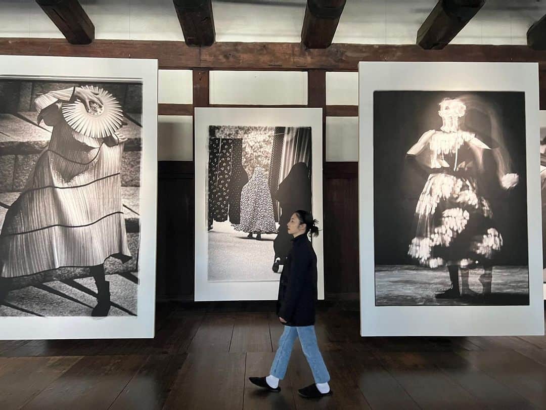 MEGUMIのインスタグラム：「仕事で行った京都。 ちょうど開催していた @kyotographie へ。 歴史を背負った建築に展示された素晴らしい作品達に心震えました🥹 素ん晴らしいので是非行って頂きたい！」