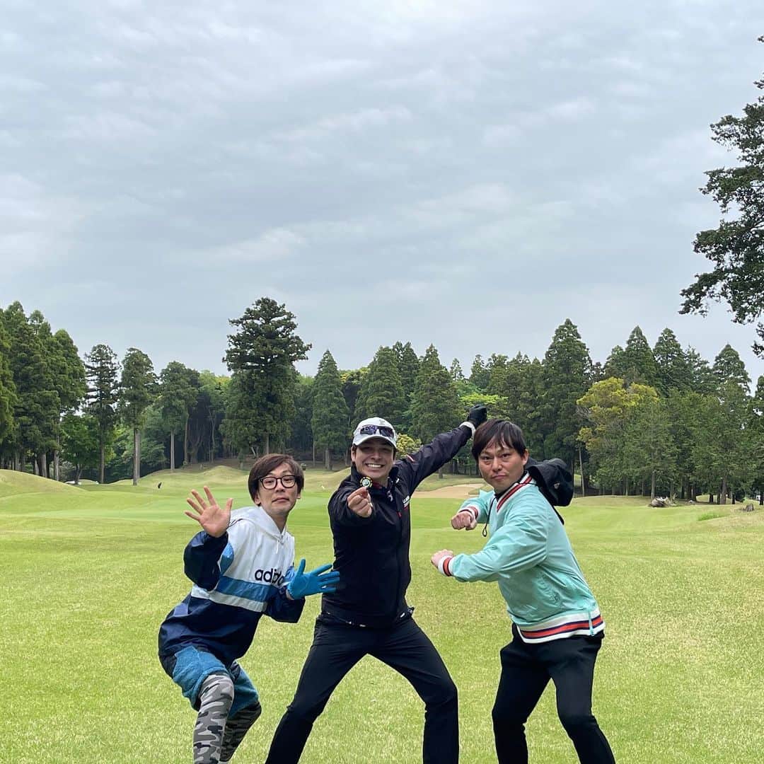 マーティンさんのインスタグラム写真 - (マーティンInstagram)「. 昨日は永島さんとおさむさんとゴルフに行きマーティン！！！  めちゃくちゃ楽しかった！！！ あんなに笑って涙流しながらゴルフしたの初めて！！！  また行きましょう！！！！！！  #永島知洋 さん #中川おさむ さん #ゴルフ #golf #⛳️ #yesマーティン #いただきマーティン」4月23日 17時37分 - martin.world