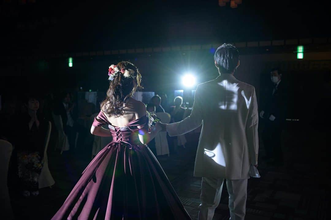 ホテル国際21のインスタグラム：「※ 【weddingレポート】 再入場😊 ボルドーのカラードレス それに合わせたブーケも可愛い♡  ♥｡･ﾟ♡ﾟ･｡♥｡･ﾟ♡ﾟ･｡♥｡･ﾟ♡ﾟ・。゜♥｡ﾟ♡ﾟ･｡♥｡･ﾟ♡ﾟ･｡♥｡･ﾟ♡ﾟ･｡♥｡. . ブライダルフェア受付中です🎉 ご予約は @hotelkokusai21_bridal の HPから出来ます🌟 . ｡♥｡･ﾟ♡ﾟ･｡♥｡･ﾟ♡ﾟ･｡♥｡･ﾟ♡ﾟ・。゜♥｡ﾟ♡ﾟ･｡♥｡･ﾟ♡ﾟ･｡♥｡･ﾟ♡ﾟ･👰🤵✨  . #ホテル国際21　#ウェディング　#ホテルウェディング　#ブライダル　#長野　#長野結婚式　#長野市結婚式　#長野花嫁 #長野県　#長野市　#結婚式場　#結婚式　#披露宴会場　#チャペル　#衣裳　#ウェディングドレス　#タキシード　#コーディネート　#ヘアメイク　#花嫁ヘア　#花嫁メイク　#ブーケ　#ウェディングケーキ　#全国のプレ花嫁さんと繋がりたい　#花嫁　#プレ花嫁　#卒花　#前撮り　#後撮り　#wedding」