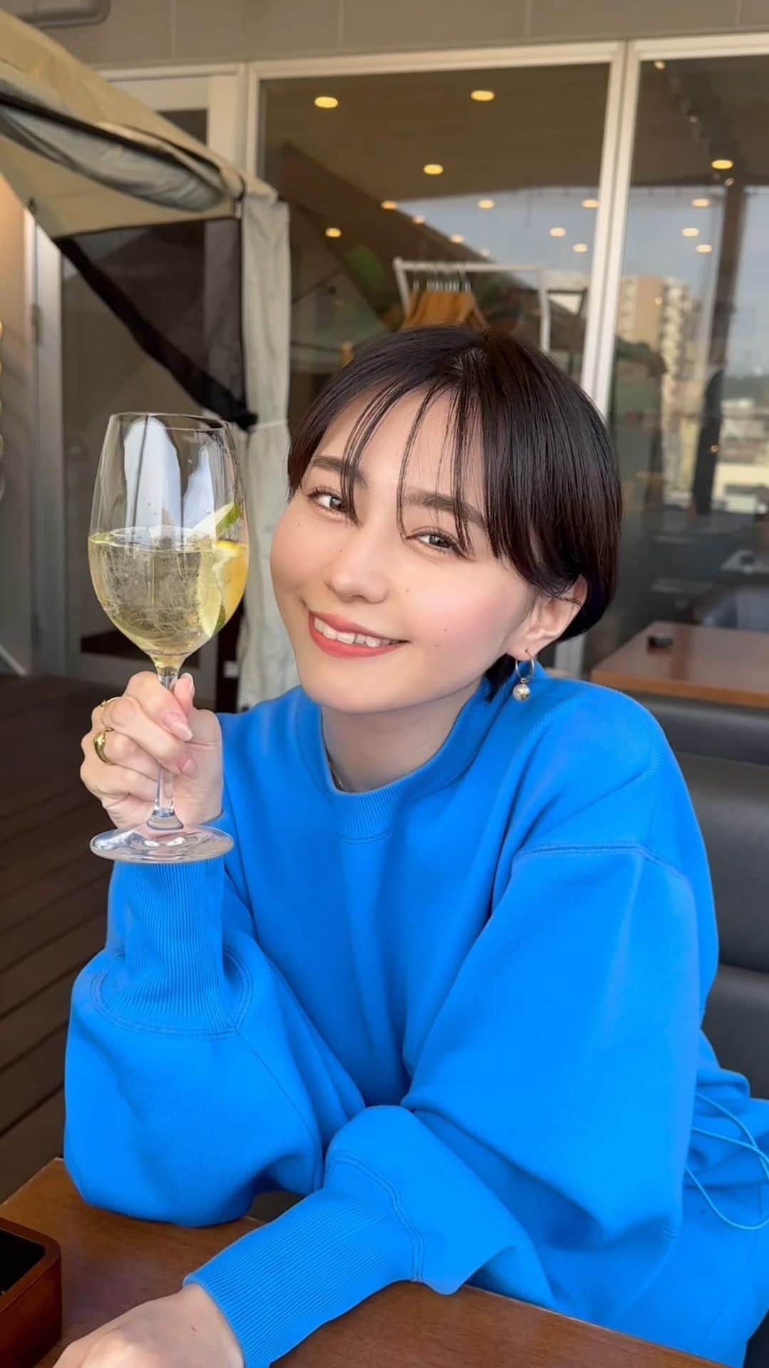 MIORIのインスタグラム：「昼飲み🥂  dress @adametrope」