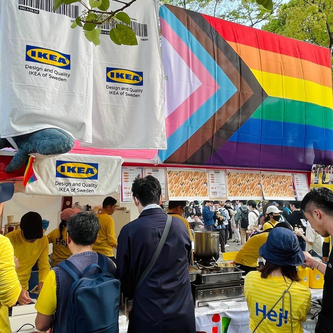 森井ユカさんのインスタグラム写真 - (森井ユカInstagram)「🏳️‍🌈東京レインボープライド2023が代々木公園で開催、本日23日(日)はパレード、大盛況でした。今年は史上最多の企業参加だったそうで、IKEAさんもホットドッグとセムラを出品していました（ユカゼミ企画のカラフルセムラもありましたが瞬殺だったようです！😋） 企業以外に大学の出展も多く、来年は桑沢（東京造形大）もフェイスペイントなんかで参加できないかと思いました。せっかく近くなんだし…😑 Tokyo Rainbow Pride 2023 The largest number of companies have participated in this year's Rainbow Pride to date！  #東京レインボープライド #東京レインボープライド2023 #tokyorainbowpride #tokyorainbowpride2023」4月23日 17時49分 - yukamorii