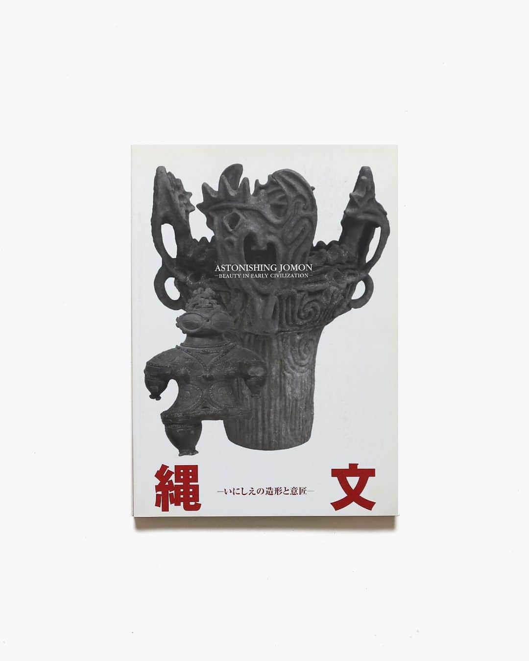 nostos booksさんのインスタグラム写真 - (nostos booksInstagram)「さとうゆかり @ykrst さんの展示にあわせて入荷した、縄文・土偶（一部埴輪）本をまとめてオンラインストアにアップしました！日本のものづくりの源流ともいえる造形美は、強烈な引力を持っています。日本列島の西へ東へ、古代日本の痕跡を辿る旅に、いざ。 　 オンラインストアへは商品タグをタップ◯ 　 入荷本からおすすめ10選  ----------  1冊目 『土偶・コスモス』 2012年にMIHO MUSEUMで開催された展示会「土偶・コスモス展」の図録。国宝3点、重要文化財21点を含む土偶や土器を多数収録し、その迫力と不思議な魅力を紹介する。   ----------  2冊目 『縄文 1万年の美の鼓動』 2018年に東京国立博物館で開催された「縄文 1万年の美の鼓動」展の図録。日本のものづくりの源流ともいえる「縄文の造形」や「縄文の美」に焦点をあて、縄文時代草創期から晩期まで、日本列島各地から出土した品々を紹介。また、火焔型土器、土偶「縄文のビーナス」などの縄文時代の国宝全6点が揃って展示されたのは史上初でもあり、非常に資料性の高い1冊。  ----------  3冊目 『日本の黎明 考古資料にみる日本文化の東と西』 1977年に京都国立博物館で開催された展示の記録を書籍化したもの。東北から西南にかけて弓なりに長く、東西で風土景観や文化遺産に大きなちがいのある日本列島。その考古学的な特徴に着目し、縄文時代から古墳時代までの人々の暮らしや道具の発展などを紹介。カラー・モノクロの図版多数。  ----------  4冊目 『埴輪美』 美術史家・野間清六編集による埴輪の写真集。女子半身像、男子立像、楽人像、武人像、動物などを象った埴輪をモノクロ写真で56点収録。巻末には各埴輪の解説も掲載。序文は高村光太郎。  ----------  5冊目 『縄文王国やまなし』 2019年に九州国立博物館で開催された展示の図録。縄文時代の最盛期の中心地域である山梨県にスポットを当て、重要文化財釈迦堂遺跡出土品をメインに躍動感あふれる文様を持つ土器、表情豊かな土偶などを紹介。   ----------  6冊目 『国宝 土偶展』 2009年から2010年にかけて東京国立博物館で開催された同名展示の図録。「土偶のかたち」「土偶芸術のきわみ」「土偶の仲間たち」というユニークな切り口で構成され、国宝3点と重要文化財23点、重要美術品2点を含む全67点の土偶を掲載。   ----------  7冊目 『日本人の原像』 旧石器時代から縄文時代、弥生時代、古墳時代まで、古代の日本人の歩みを追った資料集。石器や土偶、青銅器、埴輪などの図版を多く用いながら、社会や人々の暮らしが時代ごとにどのように変化したのかを丁寧に解説。写真は土門拳、挿画は福沢一郎、解説は芹沢長介、坪井清足、題字は勅使河原蒼風、装丁は多川精一によるもの。  ----------  8冊目 『百石譜 One Hundred Stonewares』 西野嘉章・原研哉・上田義彦コラボレーションのマニエリスム博物誌3作目。東京大学創立130周年記念事業出版物として企画された、総合研究博物館に蓄積された稀少な石器類コレクションの写真集。先史人類学、考古学、考古美術の三部門から選び抜かれた石器、石斧、石剣、石鍬など100余点を収録。  ----------  9冊目 『縄文 いにしえの造形と意匠』 2008年に兵庫陶芸美術館で開催された展示の図録。東北・関東・甲信越地方で出土した縄文土器や土偶など約250点を紹介。独特のかたちや意匠、そこに秘められた縄文人の思想などを造形美とともに探る。  ----------  10冊目 『群馬の埋蔵文化財 畏れと祈り』 群馬県出土の埋蔵文化財を紹介する資料集。「縄文」「弥生」「古墳」「飛鳥・奈良・平安」と4つの時代に整理し、歴史的、美的価値の高いものを年代順に掲載。  ----------  店舗情報はこちら @nostosbooks  ----------  #土偶 #縄文 #nostosbooks #ノストスブックス #祖師ヶ谷大蔵 #砧」4月23日 17時41分 - nostosbooks