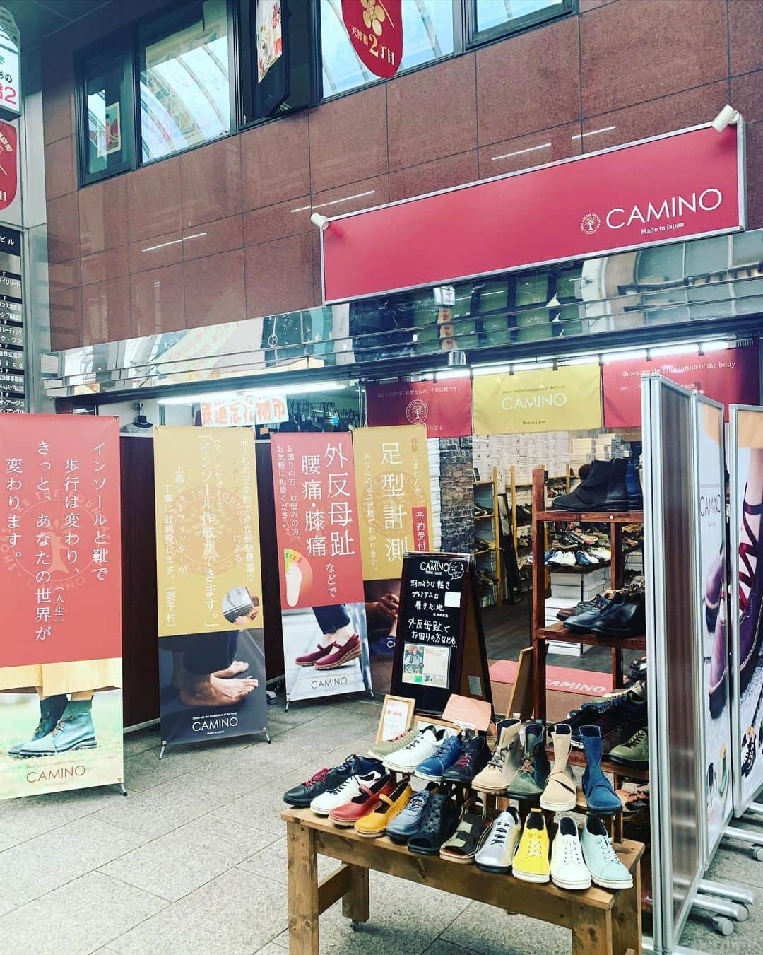 KagitaYukikoさんのインスタグラム写真 - (KagitaYukikoInstagram)「(๑╹ω╹๑ )🎀 大阪天満宮近くにある 素敵な靴屋さん♡♡  @camino9319 店主の方が、 自分の足にあった靴を ベストサイズでみてくださるのもあって お年寄りの方々の ご予約も大人気みたいです🎀  私は、新作の 耳が可愛い💕 シューズを連れて帰りました (*'ω'*)💕  本革で✨✨ クッションもあってか すご〜く歩きやすいんです♪♪  幅広サイズな足で、 なかなか履き心地の良い靴に 出会えないんですが  こちらのshop♡♡ 種類もカラーなども豊富で 素敵なのばかり👞✨✨  おすすめですよんd(^_^o)✨✨  CAMINOオリジナルシューズは 足に優しく✨✨ 羽のような軽さ♪♪  プレミアムな履き心地✨✨ 機能性に デザインも追及した設計で スニーカーの様な履き心地に✨✨ 雰囲気のある革を合わせた 新感覚、超軽量シューズ✨✨  ⭐️公式LINE https://line.me/R/ti/p/@671lnfvz  📍大阪市北区天神橋2-3-22-103 最寄り駅☆大阪天満宮駅  #CAMINOオリジナルシューズ　 #外反母趾にもやさしい靴  #アーチサポート　 #扁平足　 #内反小趾  #外反母趾　 #腰痛　 #膝痛 #膝痛い #天神橋筋商店街  #南森町 #カミーノ靴  #シューフィッター  #シューフィッターのいるお店  #牛革製の靴 　 #はきやすい 　 #はきやすい靴」4月23日 17時42分 - mermaid.yukinko