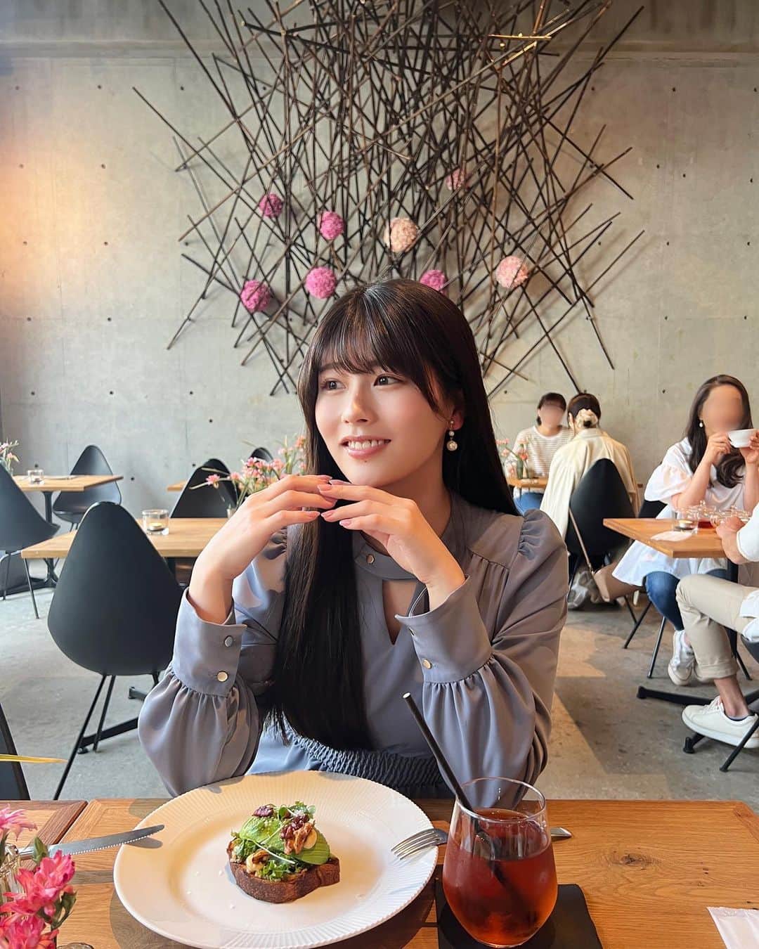 ちとせよしのさんのインスタグラム写真 - (ちとせよしのInstagram)「縮毛矯正後でさらさらつやつやでございます🤭♡ 髪の毛実は8cm ...