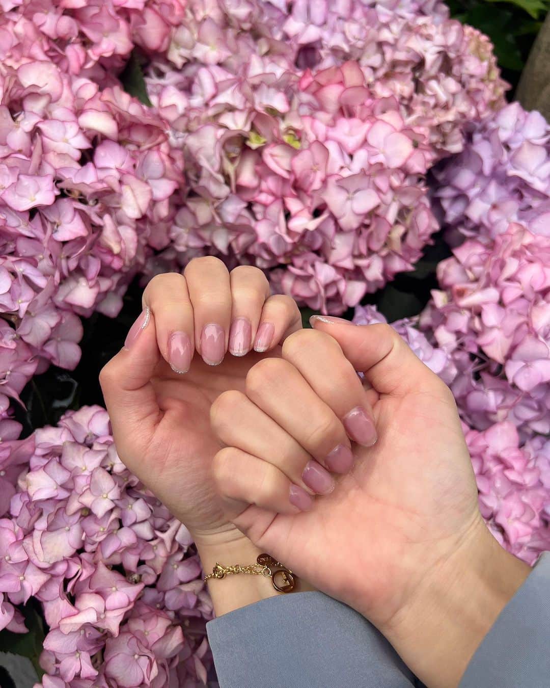 ちとせよしののインスタグラム：「New nail💅🏻✨ お仕事用にシンプルだけど、いつもワンカラーなので極細フレンチにしてもらいました◡̈  #ナチュラルネイル #ピンクネイル #フレンチネイル #ネイルデザイン」